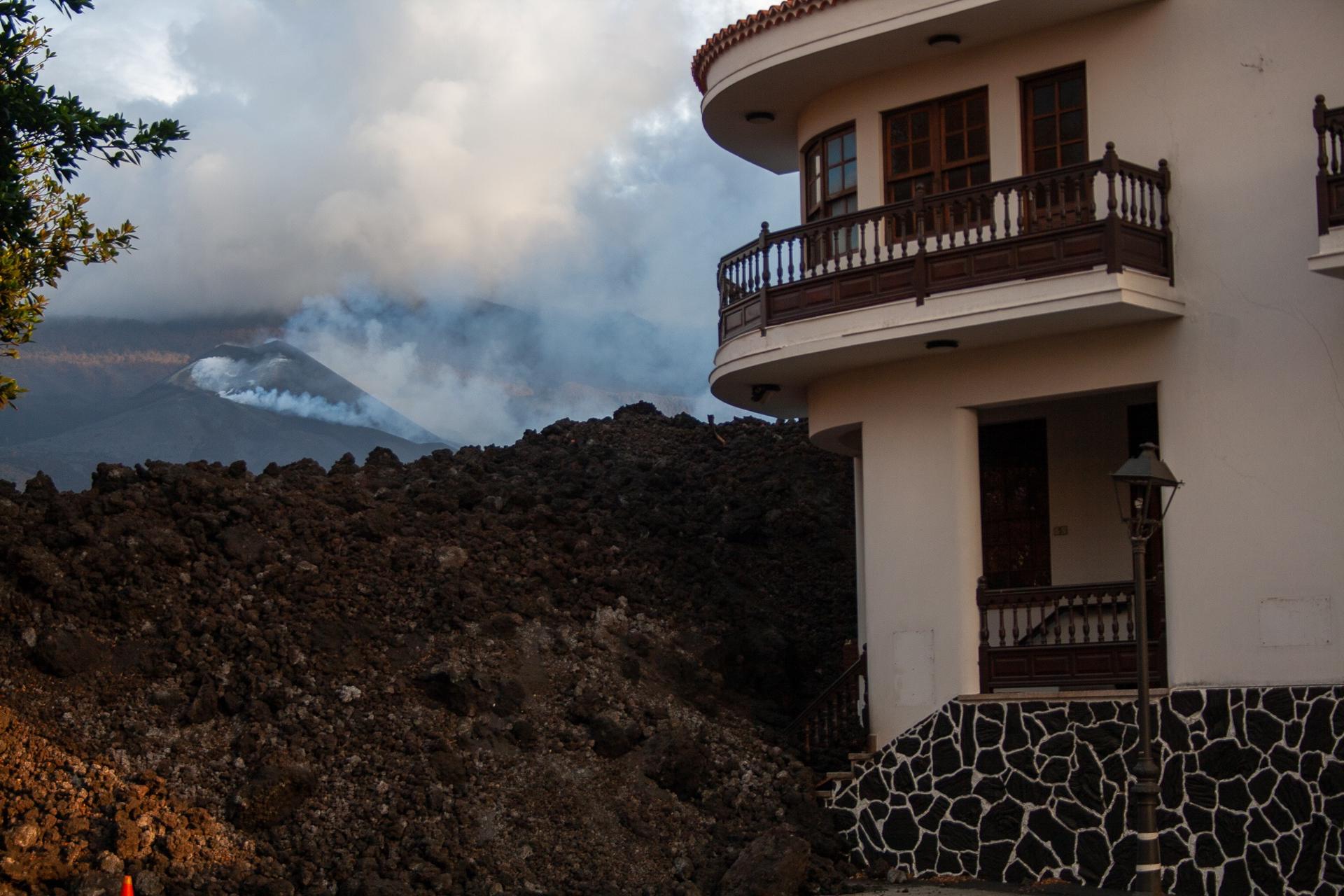 Foto de archivo de la colada que irrumpió en la localidad de La Laguna durante la erupción en La Palma de 2021. EFE/Luis G. Morera