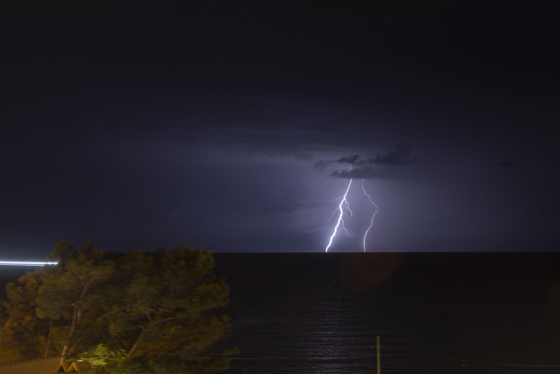 En la foto, tormenta eléctrica de esta noche en la localidad mallorquina de Andratx. EFE/Cati Cladera