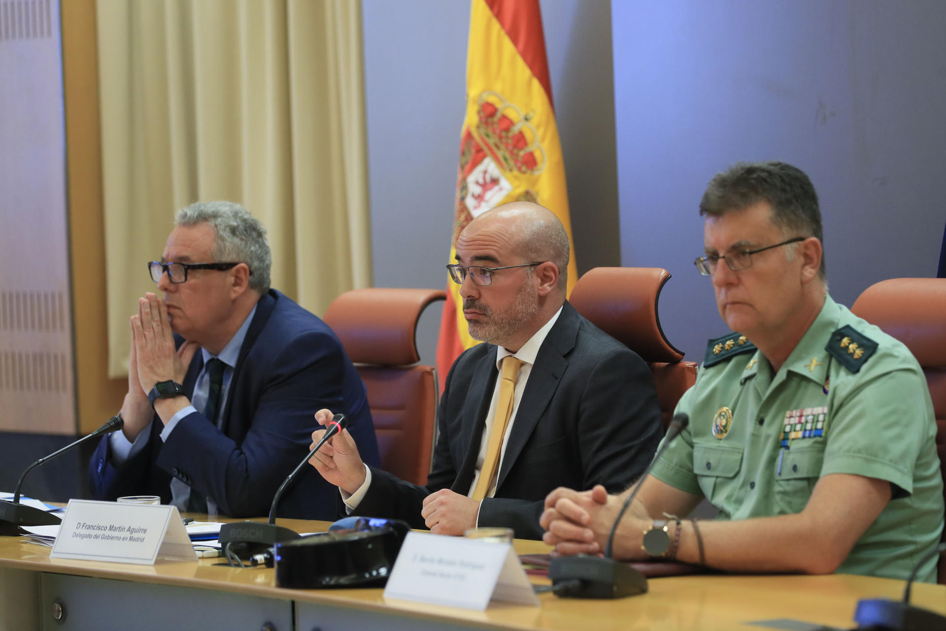 El delegado del Gobierno en la Comunidad de Madrid, Francisco Martín (c), preside la Comisión Autonómica de Tráfico y Seguridad Vial de Madrid, este jueves. EFE/ Fernando Alvarado