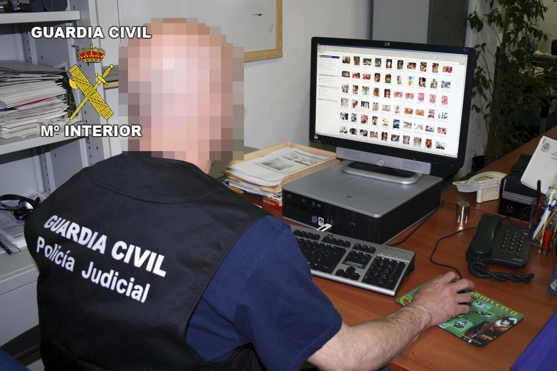 MURCIA.- Imagen de archivo de un operativo de la Guardia Civil ante un caso de corrupción de menores y pornografía infantil. EFE