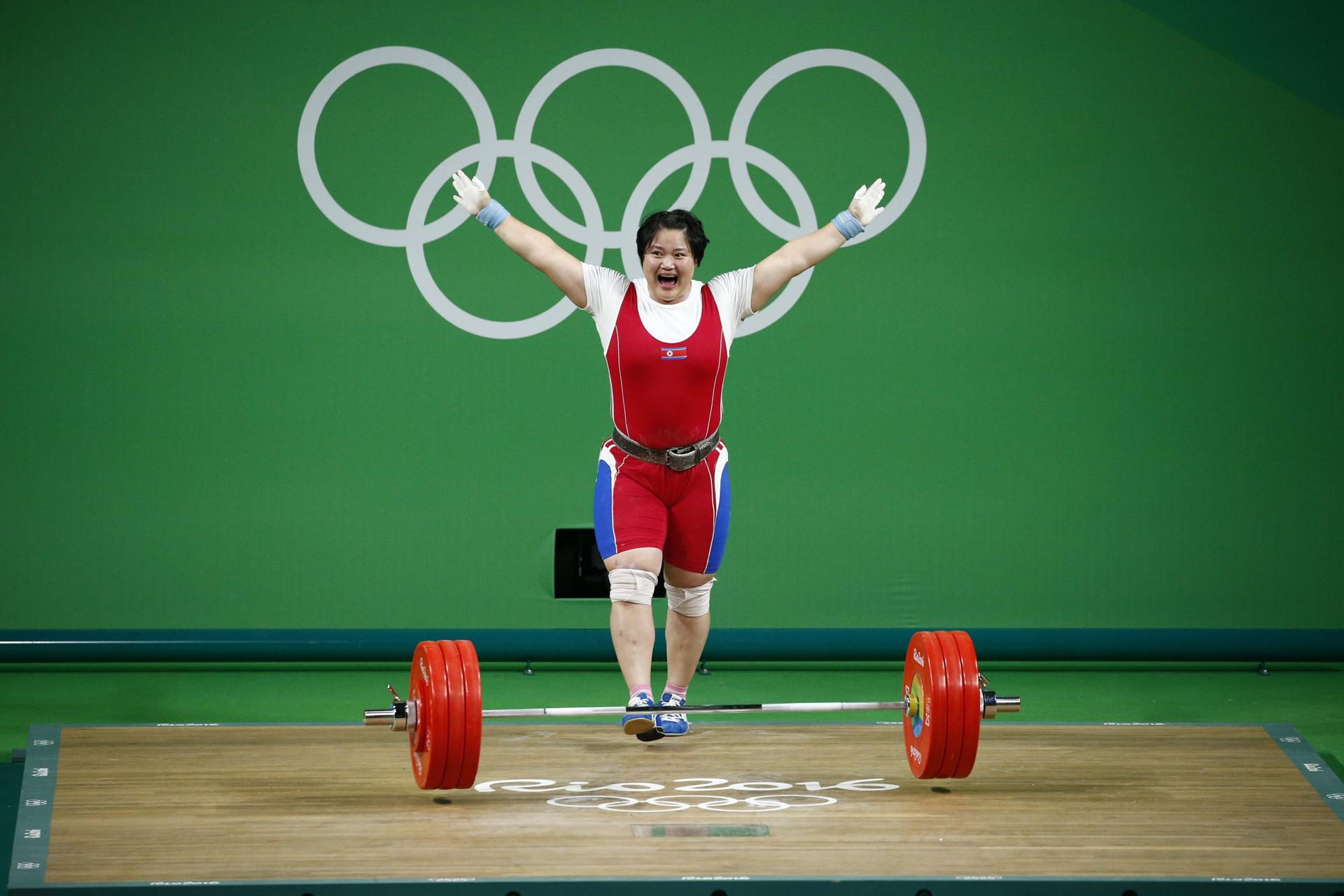 Kim Kuk Hyang of North Korea makes an attempt during the women's +75kg category of the Rio 2016 Olympic Games Weightlifting events at the Riocentro in Rio de Janeiro, Brazil, 14 August 2016. EFE-EPA FILE/LARRY W. SMITH
