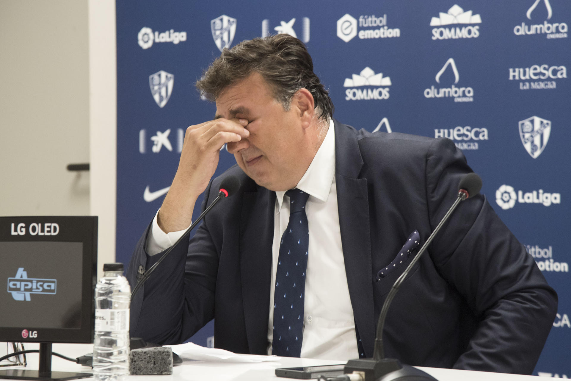 El hasta ahora presidente del Huesca Manuel Torres se emociona mientras explica su dimisión durante una rueda de prensa convocada en Huesca. EFE/ Javier Blasco