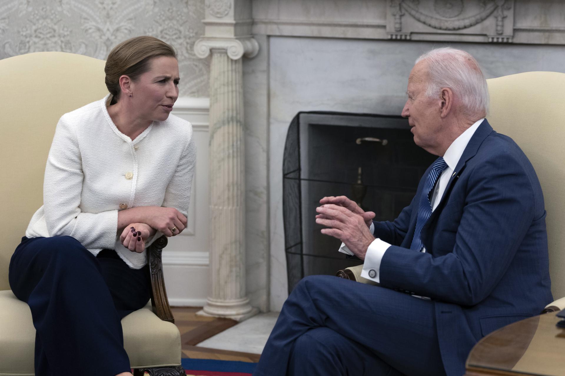 El presidente de Estados Unidos, Joe Biden, y la primera ministra de Dinamarca, Mette Frederiksen, en el Despacho Oval de la Casa Blanca, este 5 de junio de 2023, en Washington. EFE/Chris Kleponis