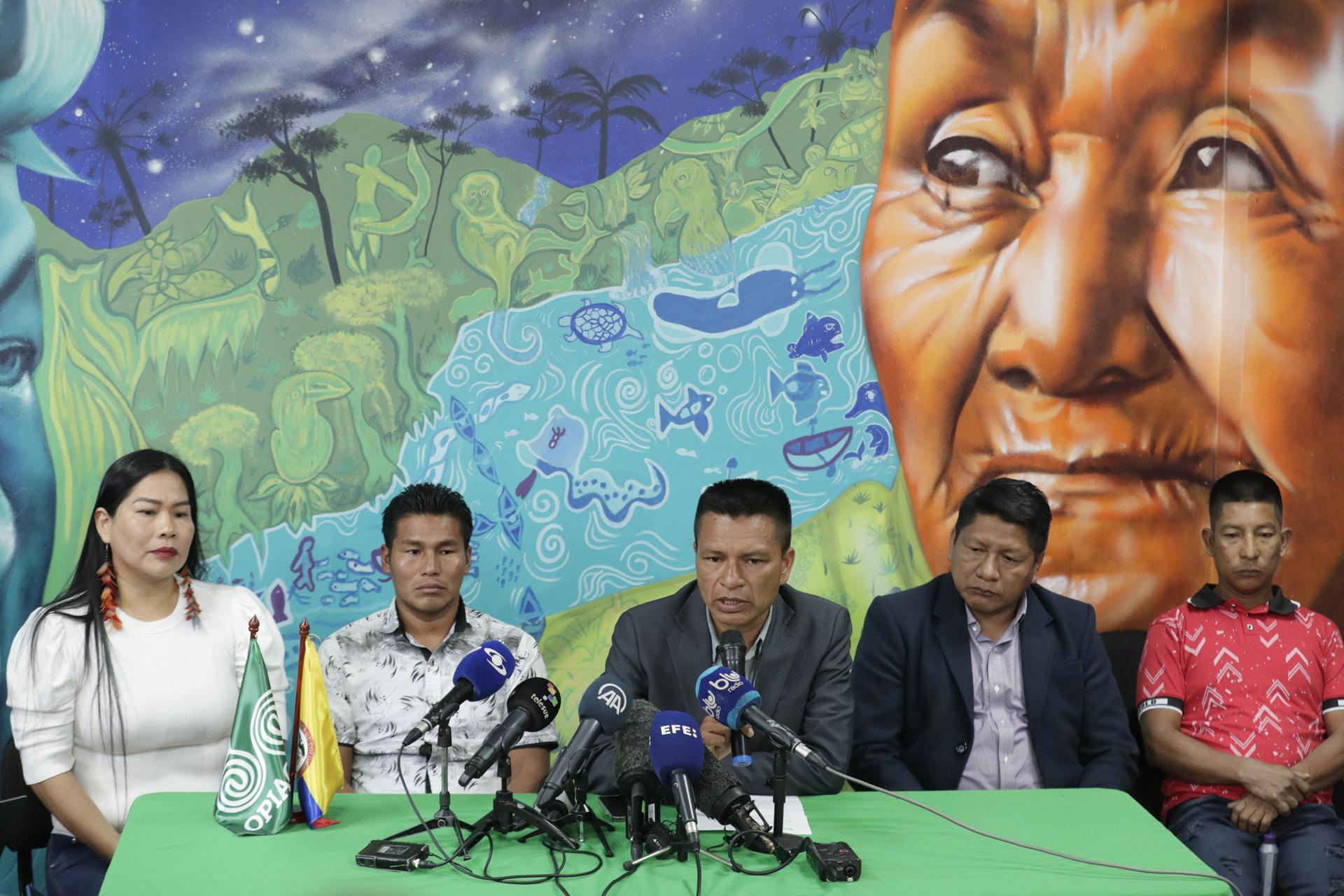 El coordinador general de la Organización Nacional de los Pueblos Indígenas de la Amazonía Colombiana, Julio César López (c), habla durante una rueda de prensa hoy, en Bogotá (Colombia). EFE/Carlos Ortega