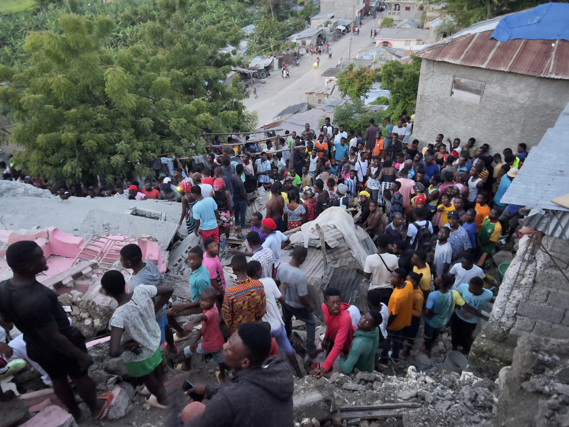 Habitantes observan hoy los daños causados por un sismo de magnitud 4,9, en Jeremie (Haití). EFE/Ralph Simon