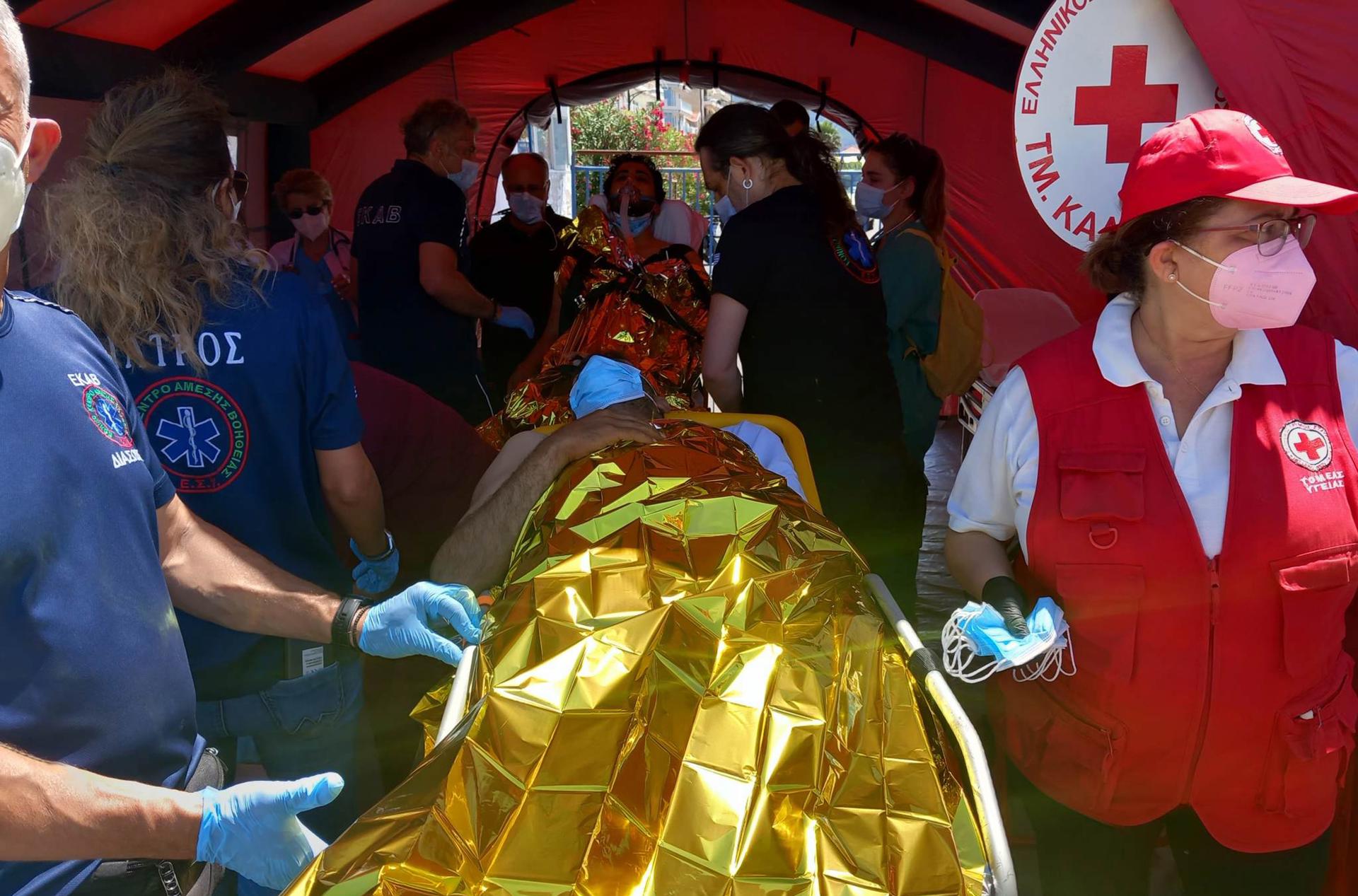 Paramedics of the Greek National Emergency Ambulance Service (EKAV) and members of the Greek Red Cross helps migrants upon arrival to the Kalamata's port, Greece, 14 June 2023. EFE-EPA/BOUGIOTIS EVANGELOS