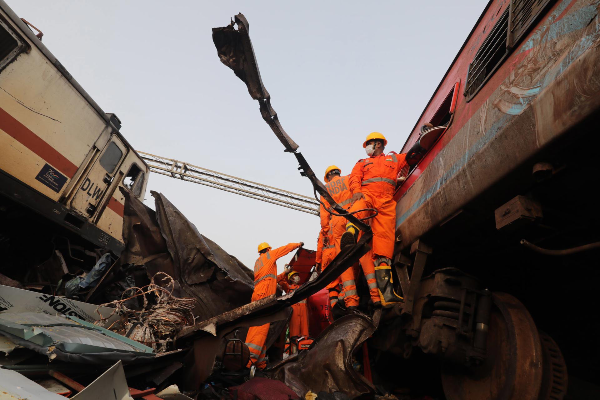 The National Disaster Response Force Rescue continues work at the site of a train accident at Odisha's Balasore, India, 03 June 2023. EFE-EPA/PIYAL ADHIKARY