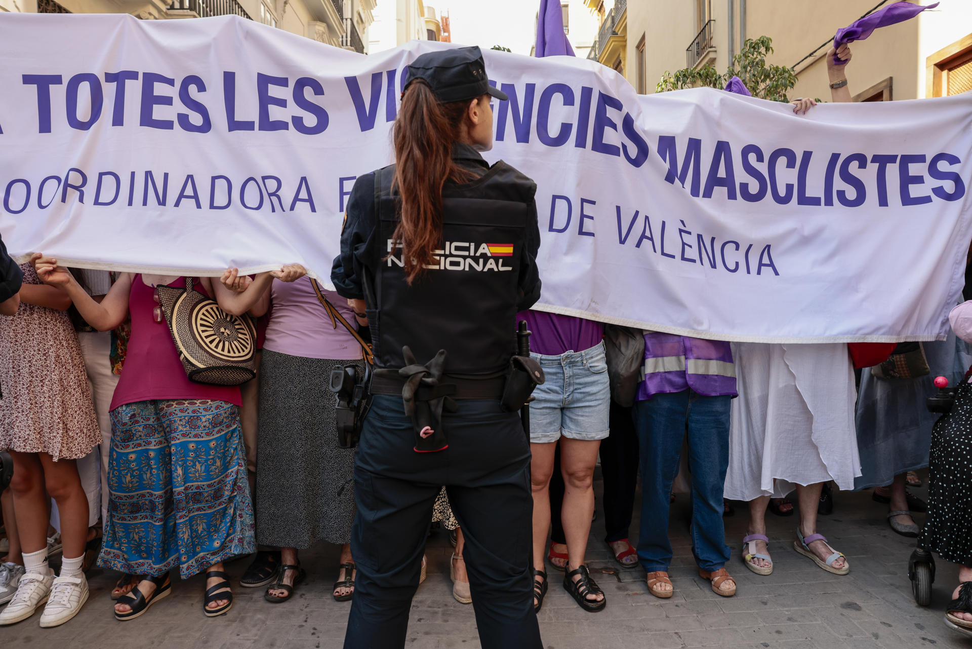 GRAFCVA4251. VALENCIA, 26/06/2023.Con lemas como "fuera fascistas de las instituciones", una manifestación convocada por la Coordinadora Feminista de València ha protestado ante Les Corts Valencianes contra el pacto PP-Vox que "niega la violencia de género", entre denuncias de los convocantes de "censura" al no habérseles permitido colocarse ante la entrada al parlamento valenciano.EFE/ Ana Escobar