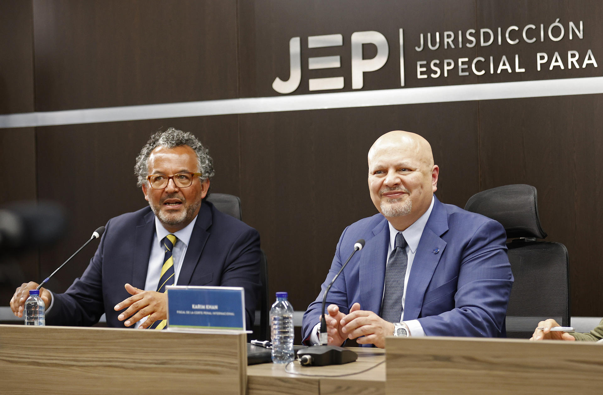 El fiscal de la Corte Penal Internacional (CPI), Karim Khan (d), se reúne con el presidente de la JEP, magistrado Roberto Vidal, hoy, en la sede de la Jurisdicción Especial para la Paz (JEP), en Bogotá (Colombia). EFE/Mauricio Dueñas Castañeda