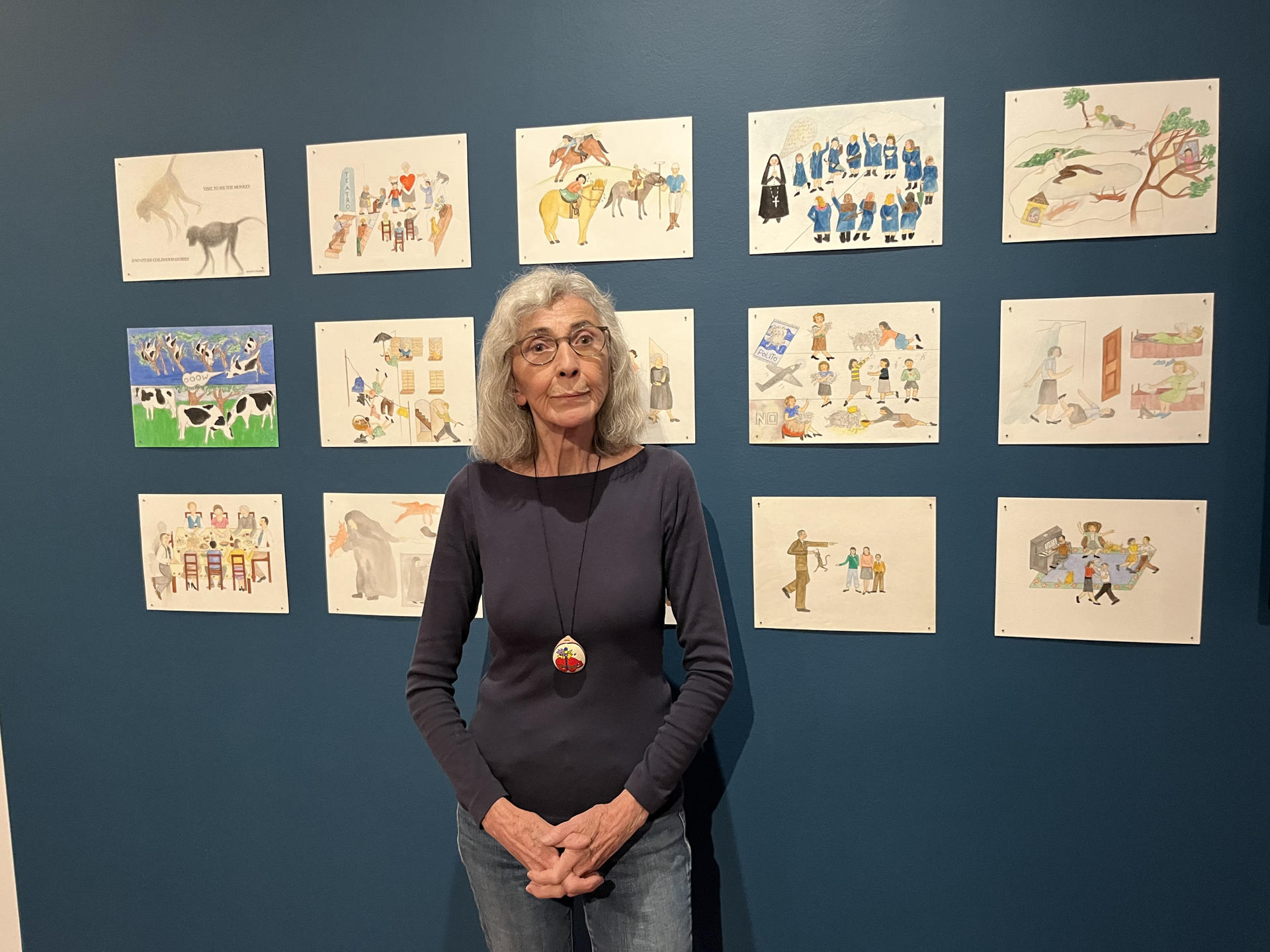 La artista chilena Sylvia Palacios Whitman posa junto a su serie de dibujos Visit to see the monkey and other childhood stories en la Americas Society de Nueva York. EFE/ Nora Quintanilla