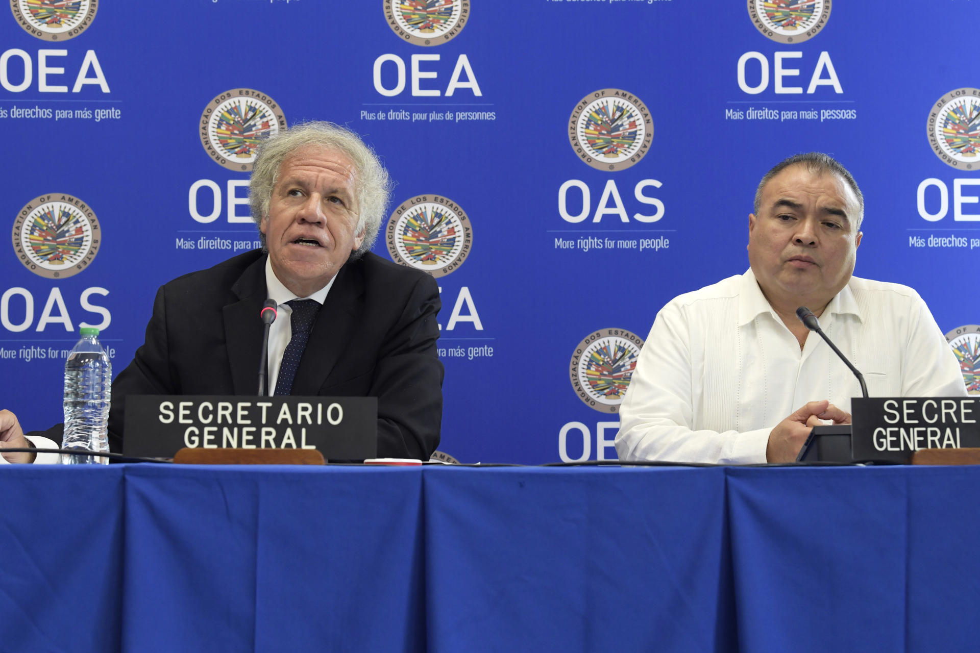 El secretario general y el secretario general adjunto de la Organización de los Estados Americanos (OEA), Luis Almagro (i) y Nestor Mendez (d), hablan durante una rueda de prensa previa a la 53 Asamblea General, hoy en Washington (EE.UU.). EFE/Lenin Nolly