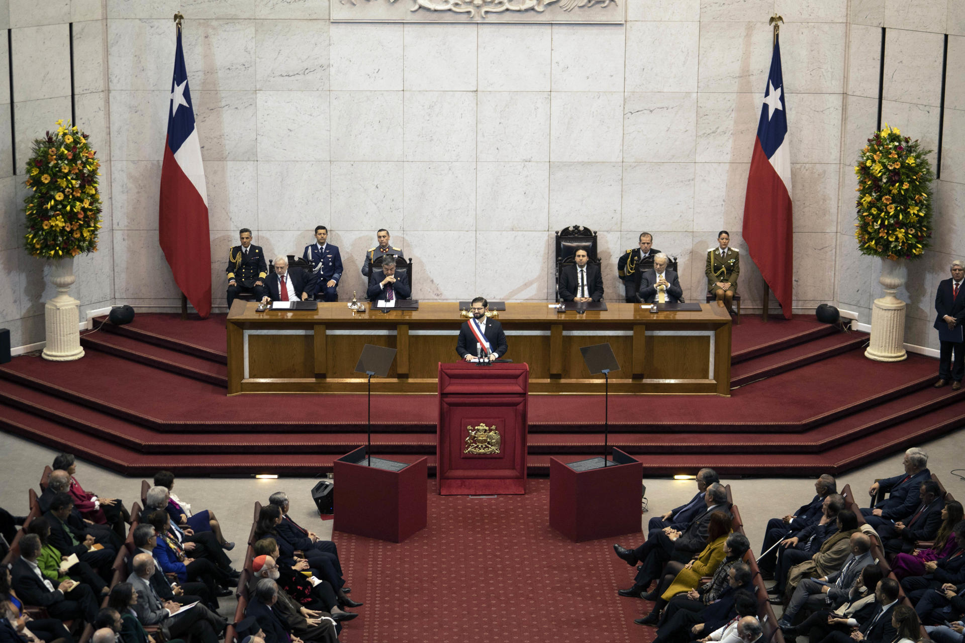 El presidente de Chile, Gabriel Boric (c), habla durante la presentación de su segunda cuenta pública hoy, en el Congreso Nacional, en Valparaíso (Chile). EFE/Adriana Thomasa
