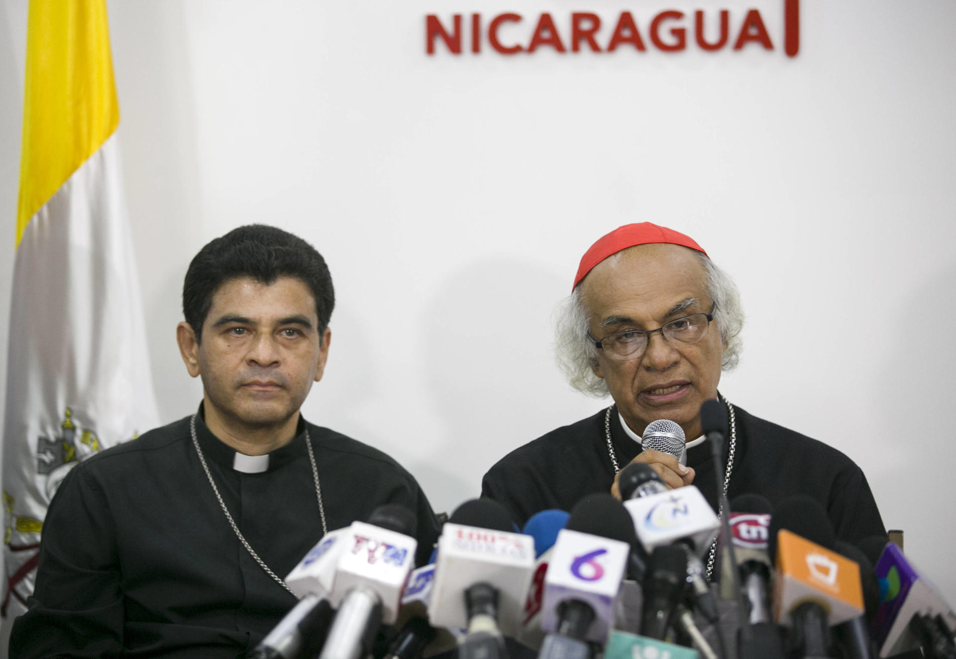 El obispo Rolando Álvarez (izquierda) junto al cardenal de Nicaragua, Leopoldo Brenes (derecha), en una imagen de archivo.