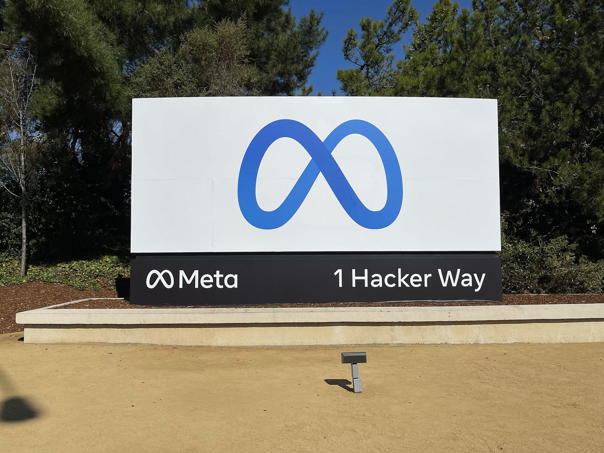 Vista de logo de la empresa tecnológica Meta, propietaria de Facebook, en su sede de California, en una fotografía de archivo. EFE/John G. Mabanglo