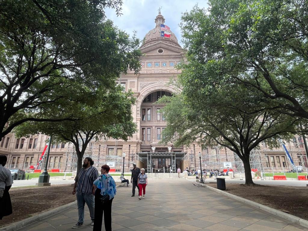Personas caminan frente al Capitolio de Texas, el 25 de mayo de 2023 en Austin (EE.UU). EFE/Paula Escalada
