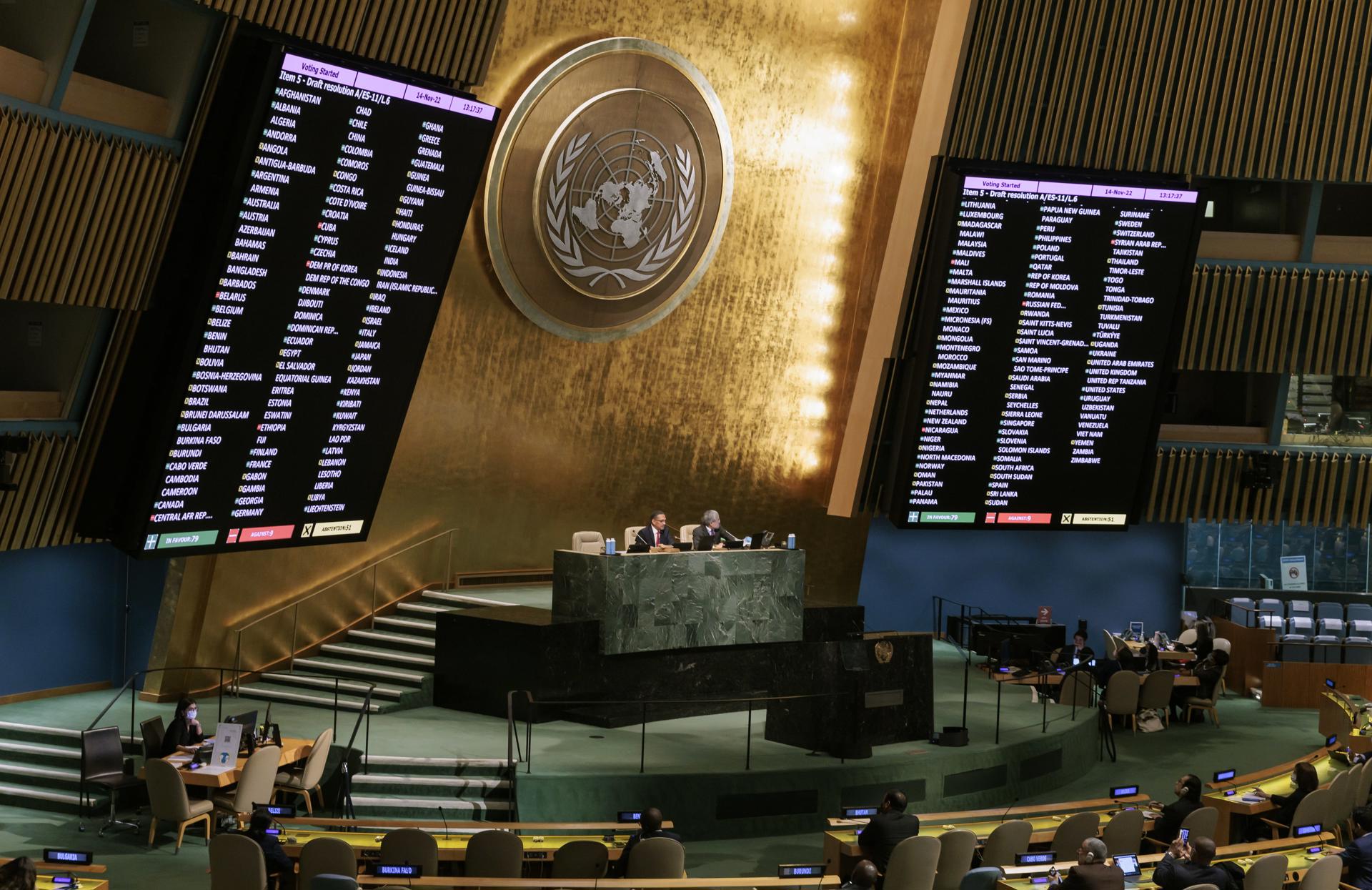 Una pantalla muestra los resultados de una votación en la Asamblea General de la ONU, en una fotografía de archivo. EFE/Justin Lane