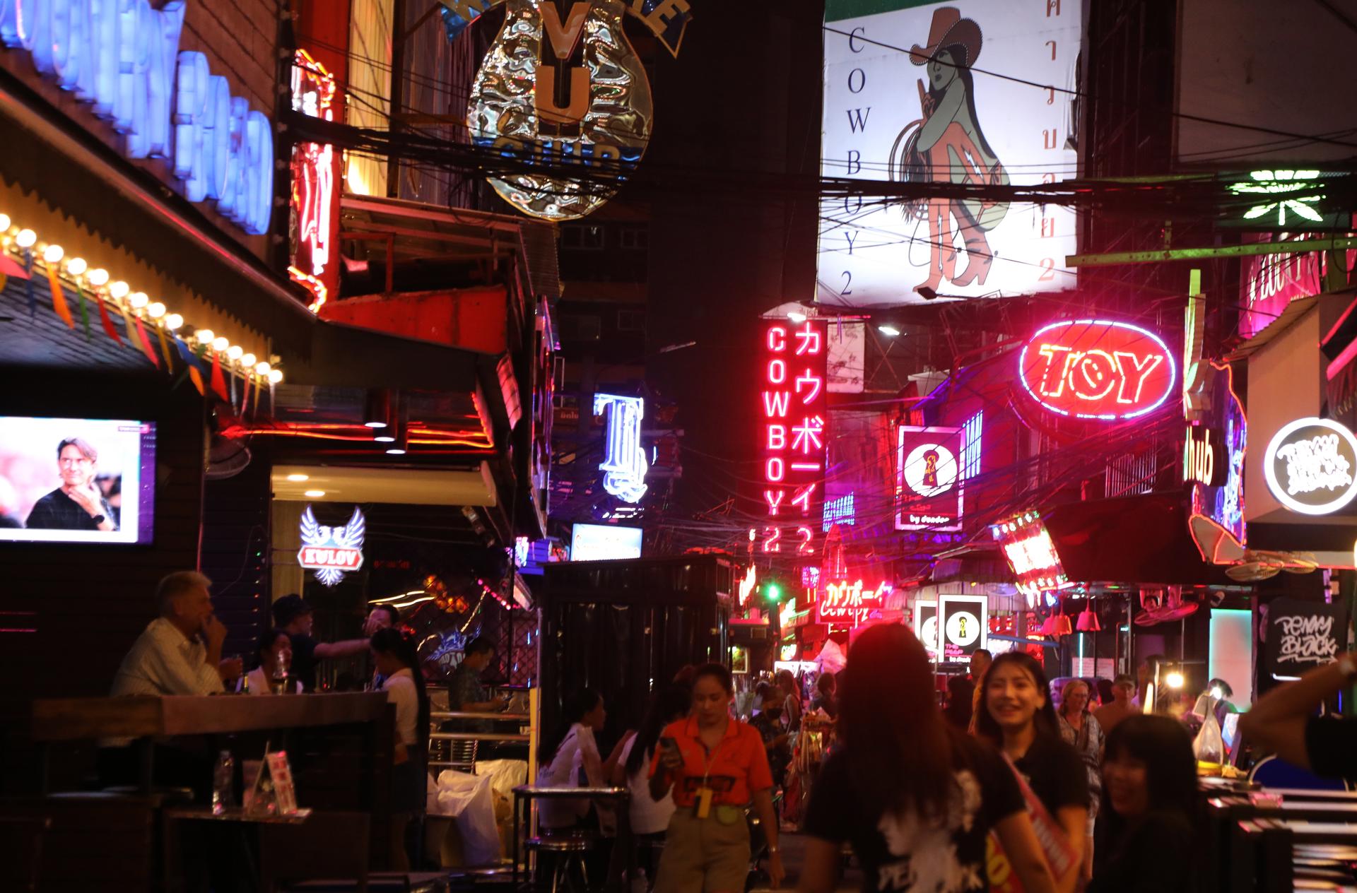 Tourists walk past the night bars at Soi Cowboy, a red light district in Bangkok, Thailand, 21 June 2023. EFE-EPA/NARONG SANGNAK
