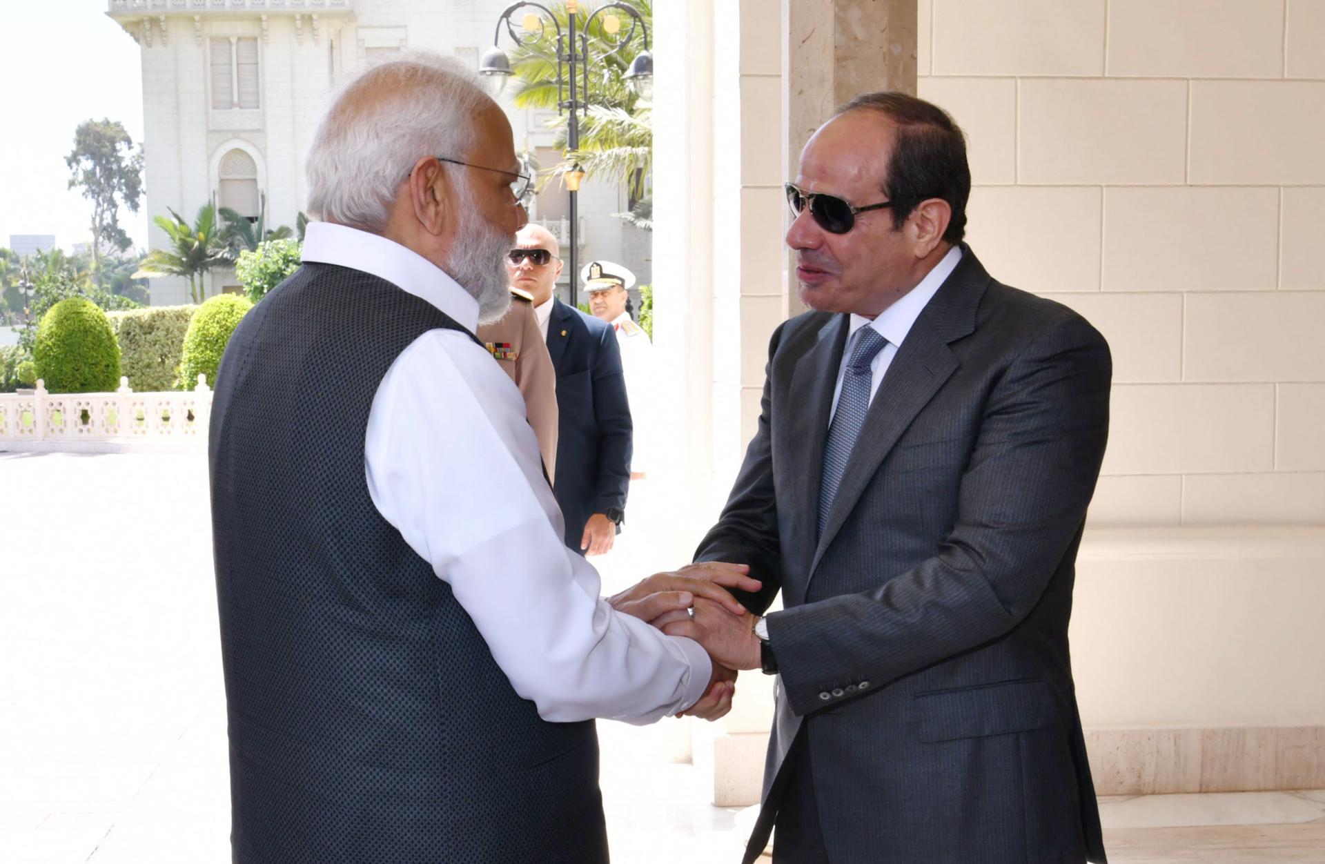 A handout photo made available by Egyptian presidential office shows Egyptian President Abdul Fattah al-Sisi (R) welcomes Indian Prime Minister Narendra Modi, in Cairo, Egypt, 25 June 2023. EFE-EPA/EGYPTIAN PRESIDENTIAL OFFICE HANDOUT HANDOUT EDITORIAL USE ONLY/NO SALES

