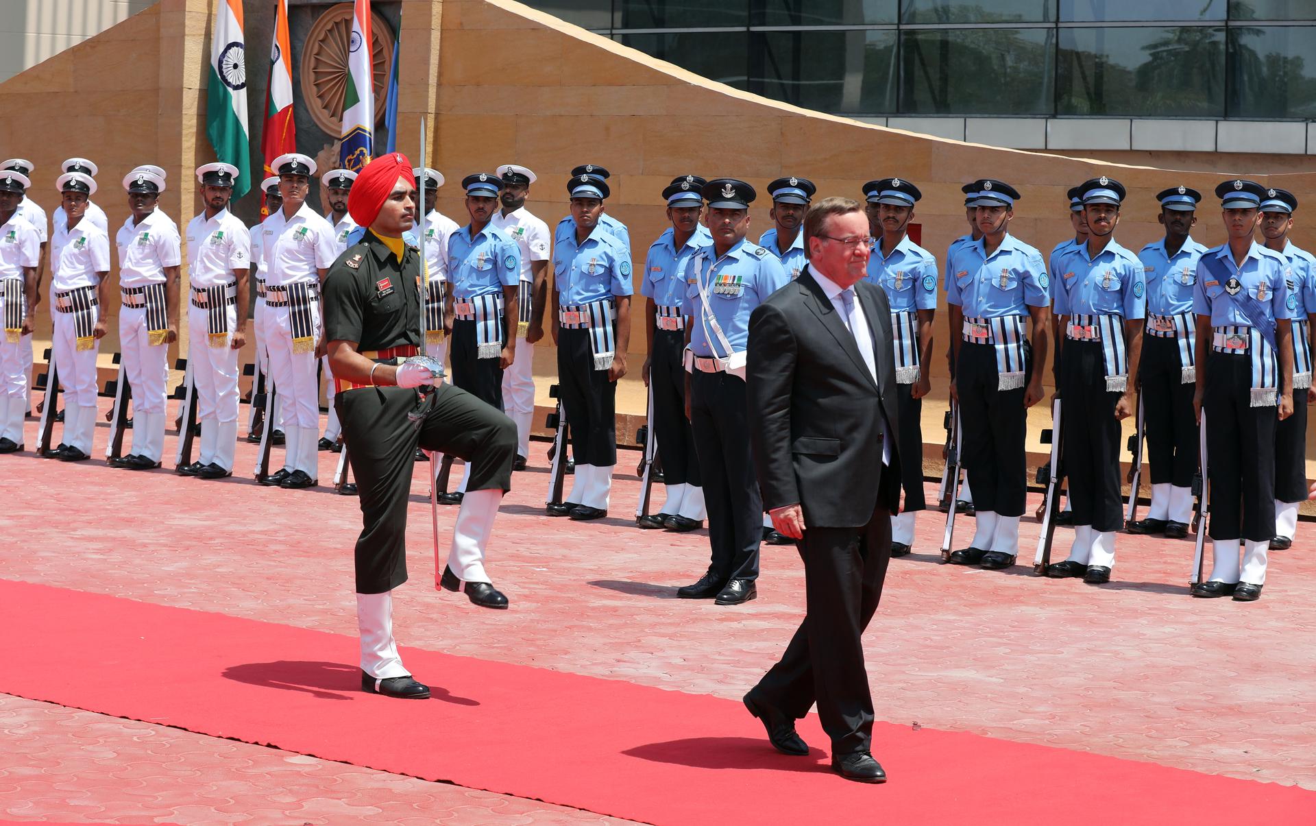 German Federal Minister of Defence Boris Pistorius inspects the Guard of Honour during a welcome ceremony at Manekshaw Centre, Delhi Cantt, New Delhi, India, 06 June 2023. EFE-EPA/RAJAT GUPTA
