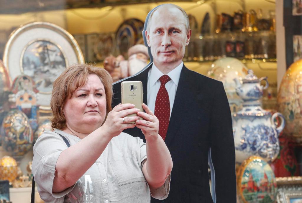 A woman takes pictures with a cardboard sculpture of Russian President Vladimir Putin in downtown of Moscow, Russia, 28 June 2023. EFE/EPA/MAXIM SHIPENKOV
