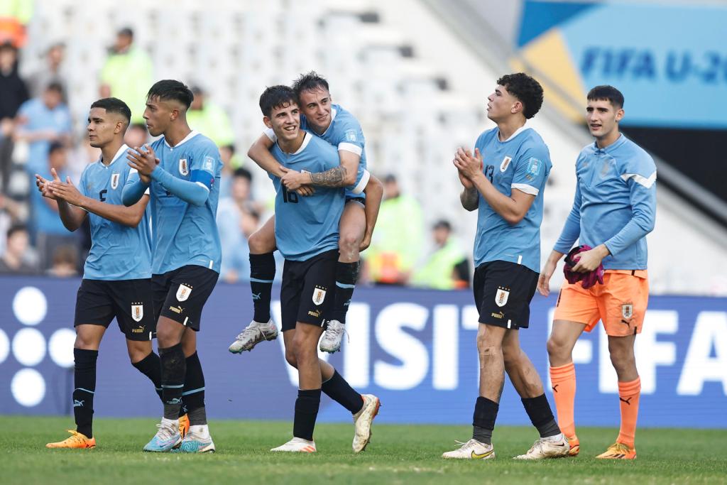 Jugadores de Uruguay celebran al final hoy, de un partido de las semifinales de la Copa Mundial de Fútbol sub-20 entre Uruguay e Israel en el estadio Diego Armando Maradona, en La Plata (Argentina). EFE/Juan Ignacio Roncoroni
