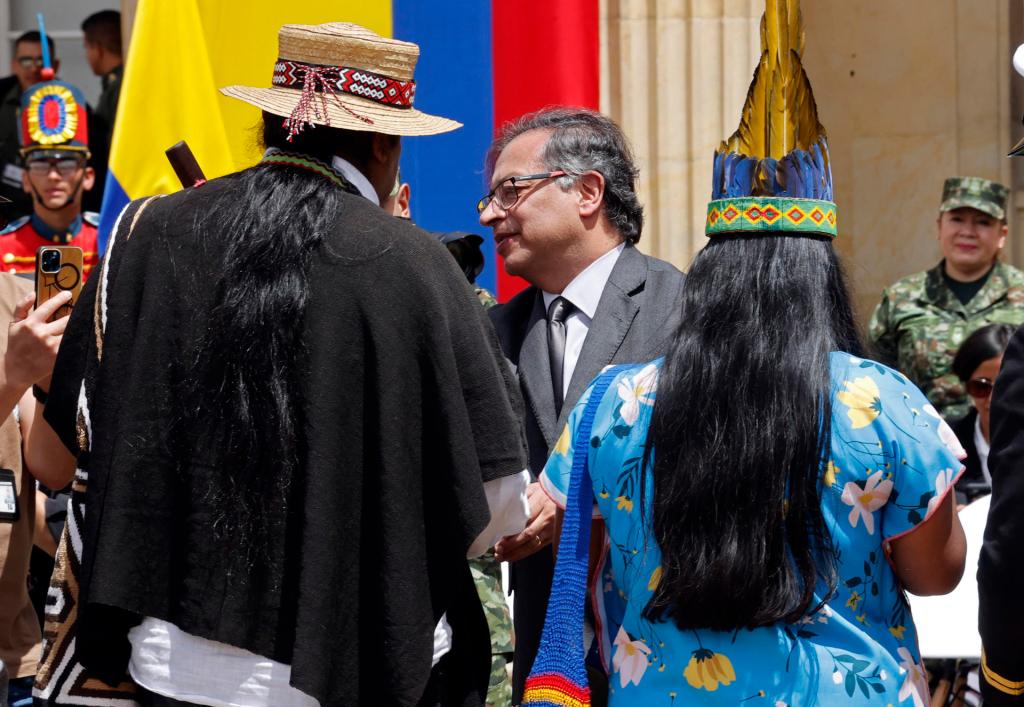 El presidente de Colombia Gustavo Petro (c) condecora hoy, a los Indigenas que rescataron a los niños indígenas que estuvieron perdidos en la selva durante cuarenta días, en el Palacio de Nariño, en Bogotá (Colombia). EFE/Mauricio Dueñas Castañeda
