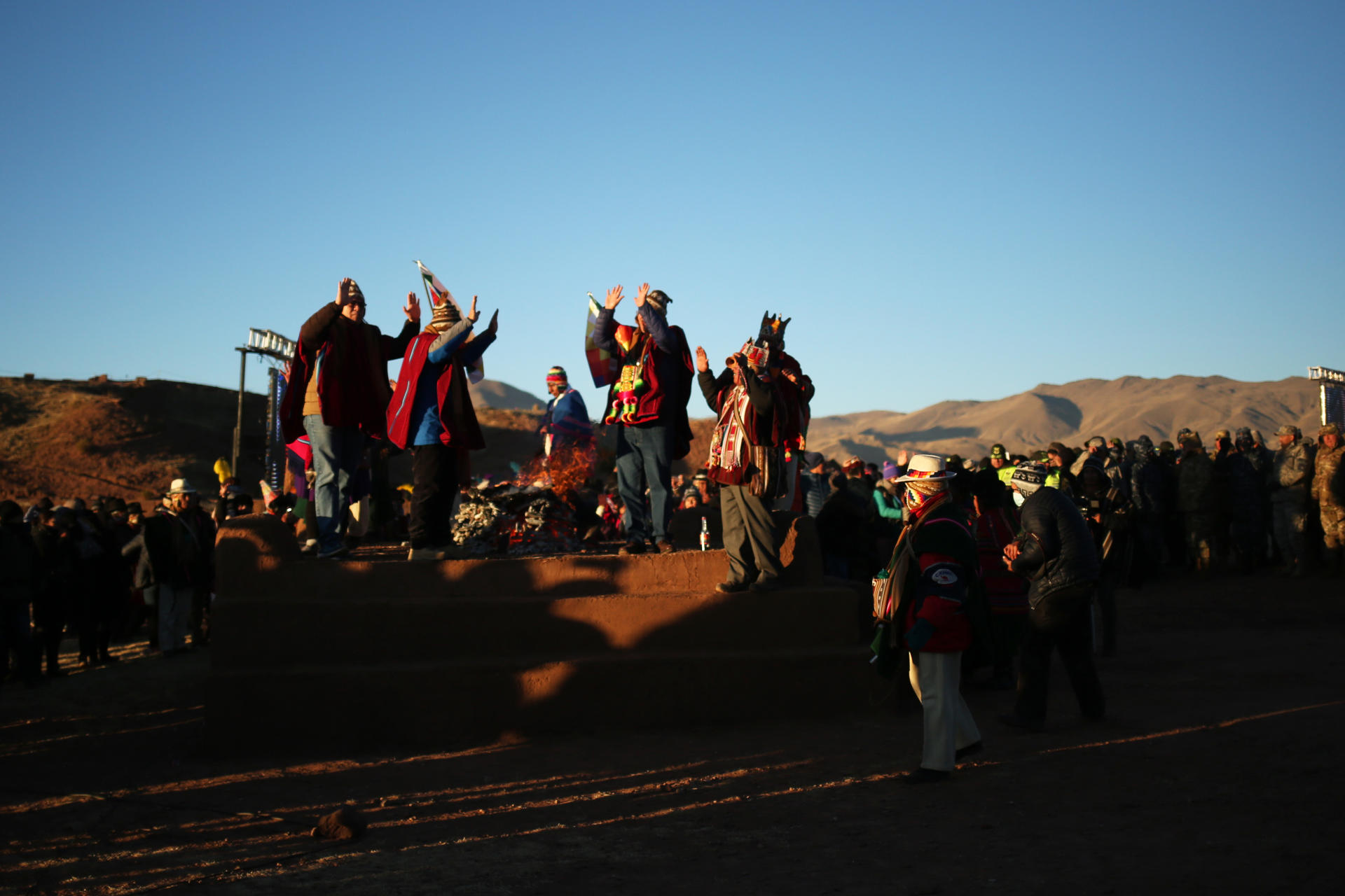 Líderes y chamanes aymaras reciben hoy los rayos del sol durante la celebración del año nuevo andino amazónico chaqueño 5531, en la ciudadela prehispánica de Tiahuanaco (Bolivia). EFE/Luis Gandarillas