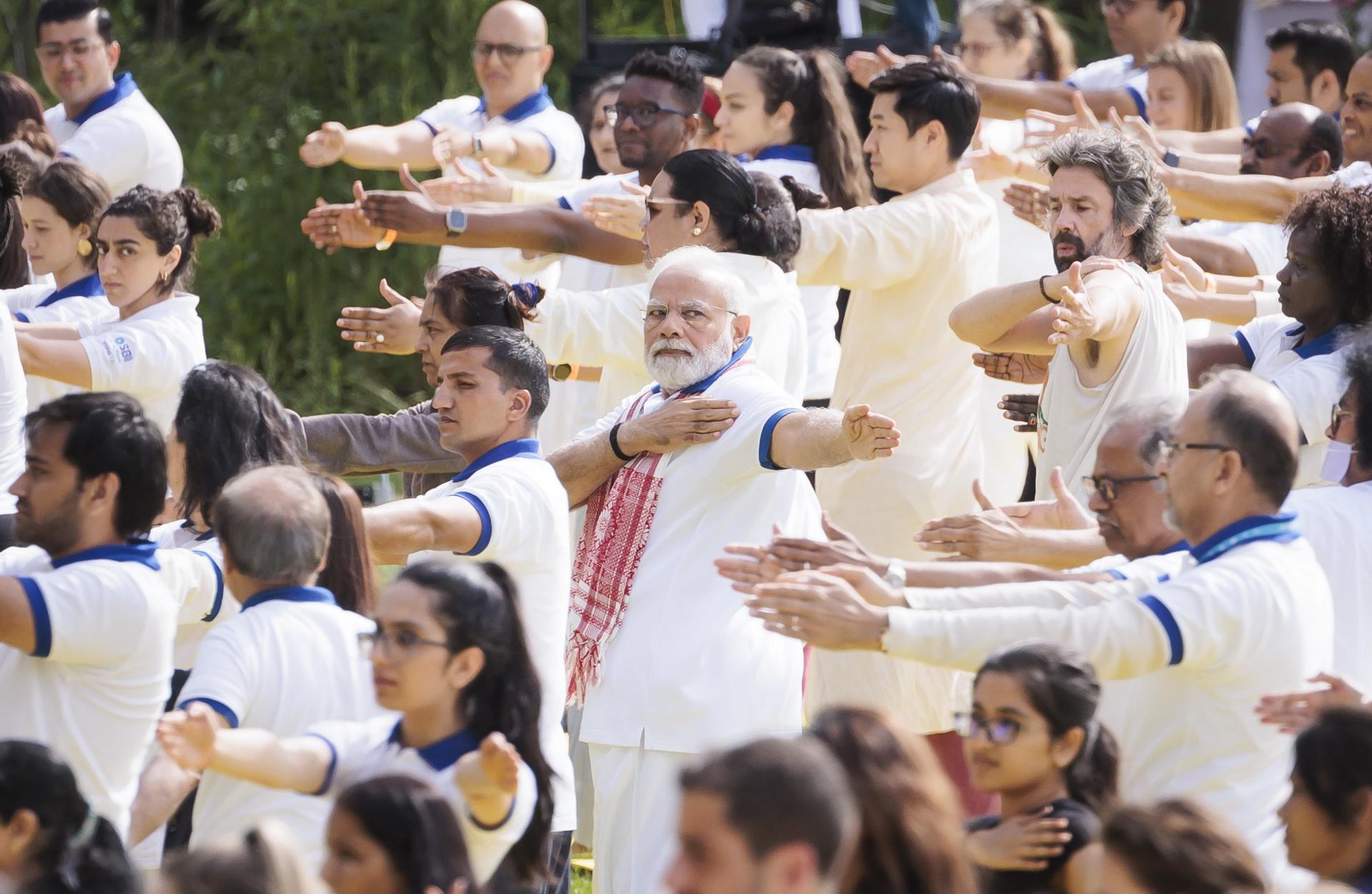 El primer ministro indio, Narendra Modi (c), participa en una sesión de yoga en los jardines del complejo de Naciones Unidas, este 21 de junio de 2023, en Nueva York. EFE/Justin Lane