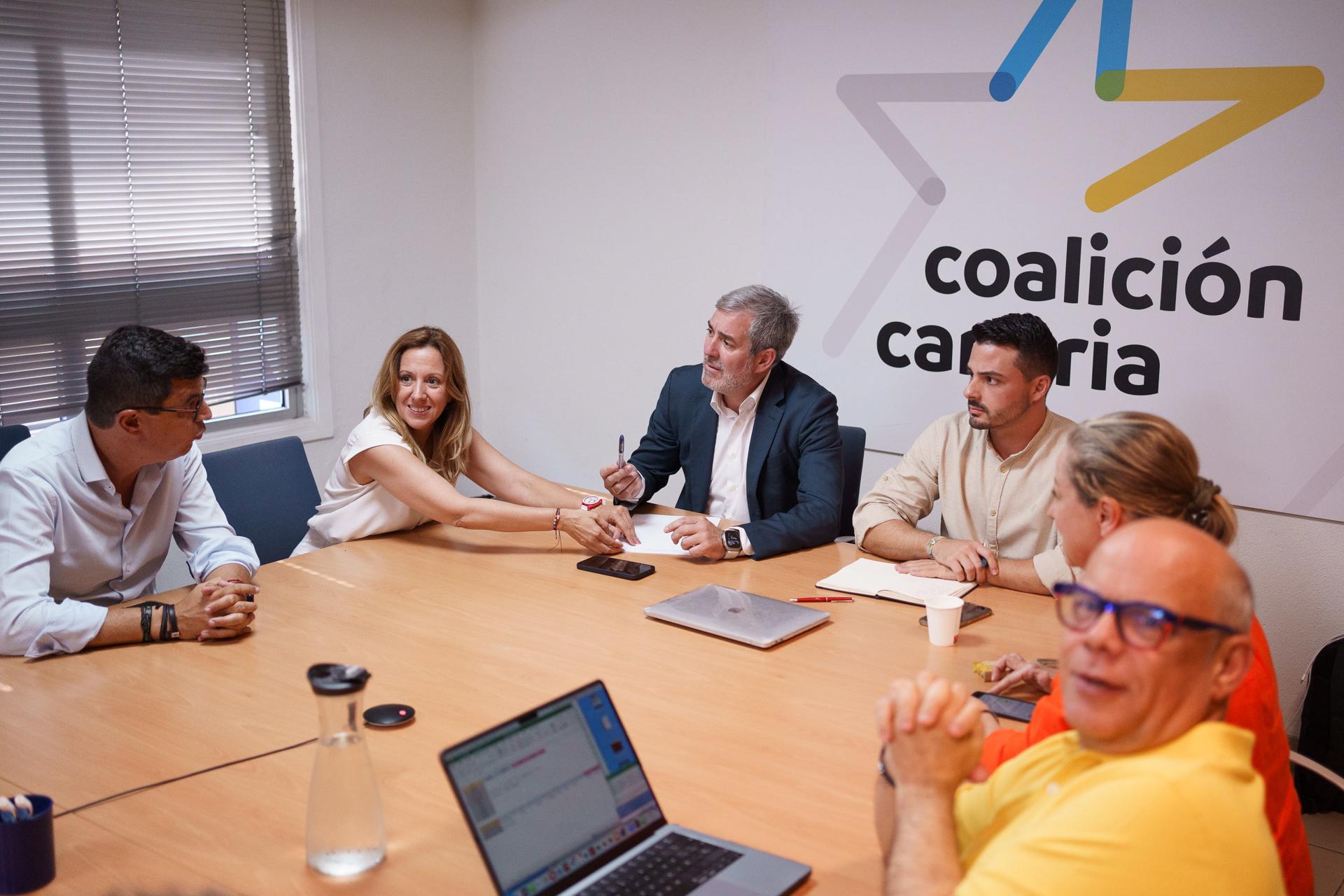 El secretario general de Coalición Canaria, Fernando Clavijo (c), durante la reunión del Comité Ejecutivo Nacional de su formación que se celebró este martes en Santa Cruz de Tenerife. EFE/Ramón de la Rocha
