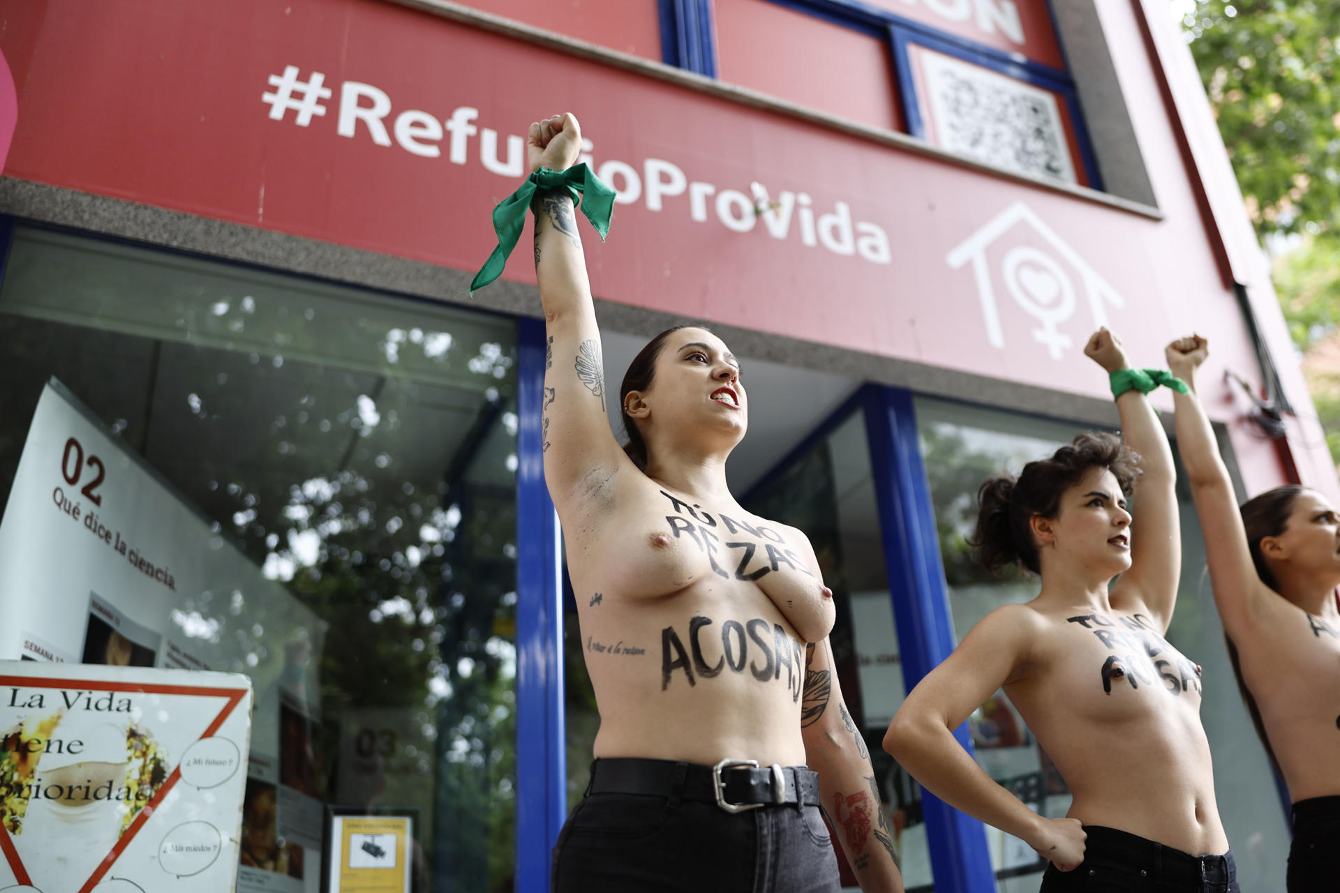 Activistas de Femen Spain realizan una acción por el acoso liderado por grupos católicos a las clínicas de IVE (Interrupción Voluntaria del Embarazo) en España, este viernes, en Madrid. EFE/ Rodrigo Jiménez
