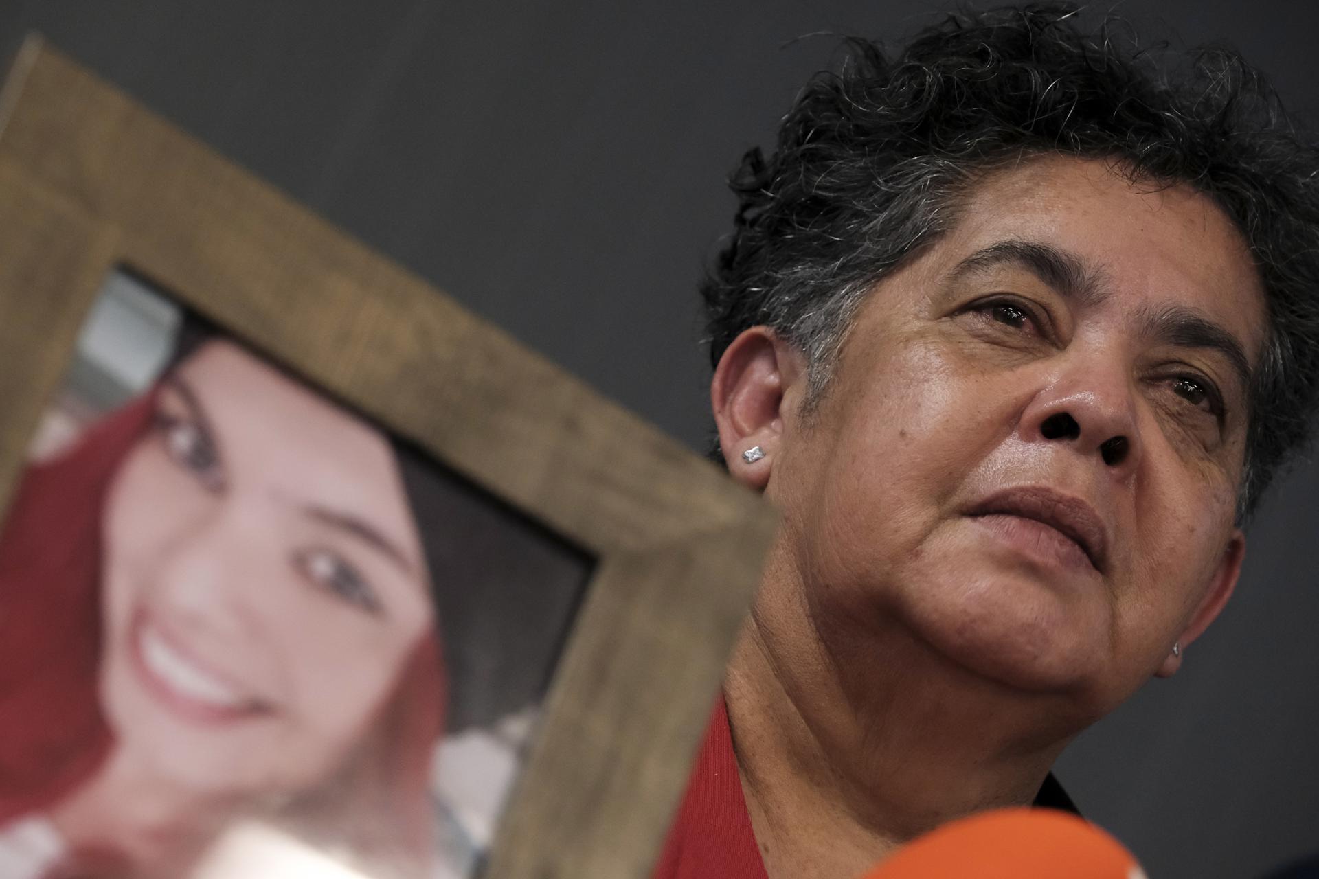Foto de la madre de la joven paraguaya Romina Celeste Núñez, Míriam Rodríguez, en la rueda de prensa que ofreció al inicio del juicio por homicidio contra su yerno, Raúl Díaz. EFE/Ángel Medina G.