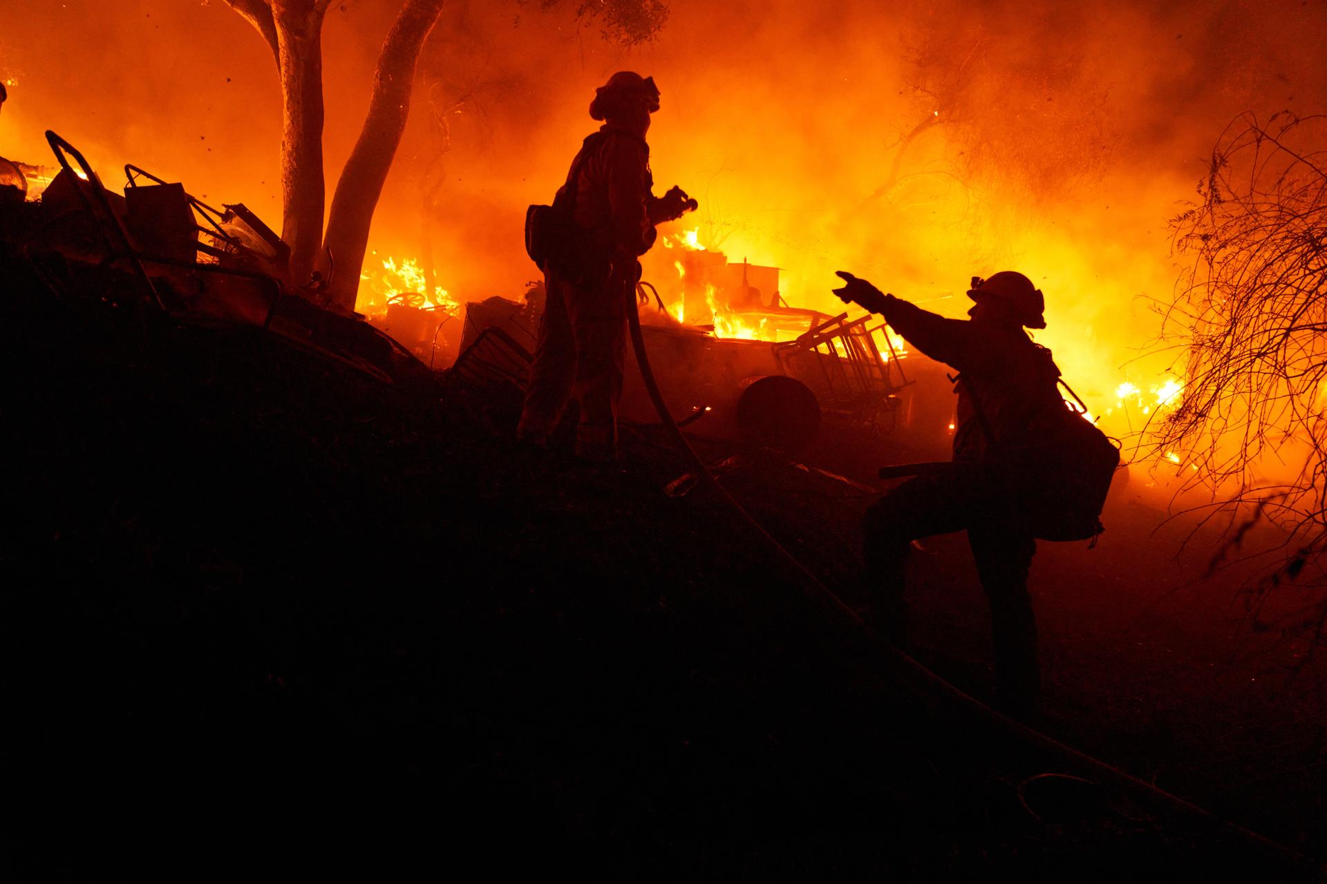 Vista de un grupo de bomberos luchando contra el fuego de un incendio en California (EE.UU.), en una fotografía de archivo. EFE/Allison Dinner