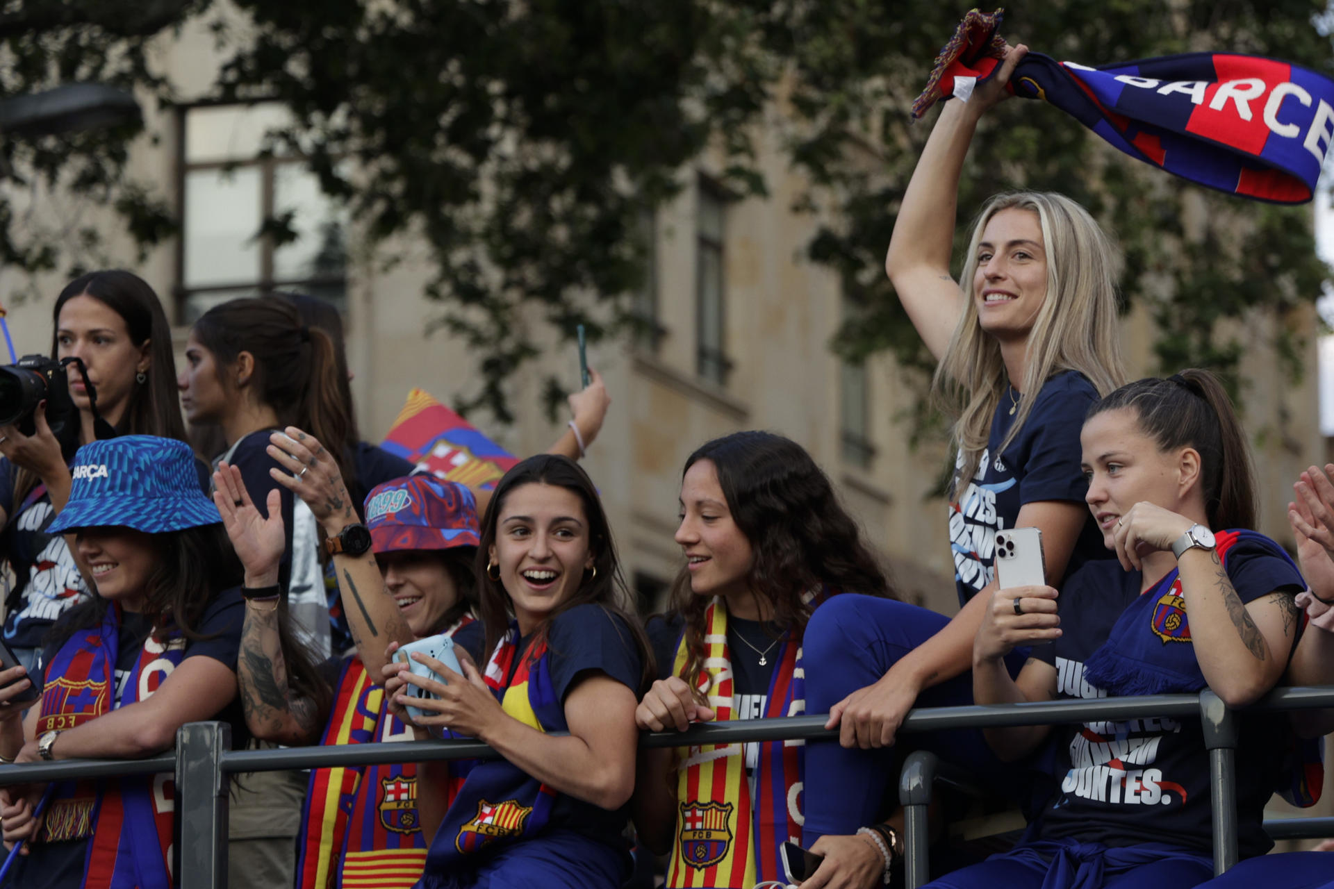 Alexia Putellas junto a otras jugadoras del Barcelona, celebran la conquista de la Finetwork Liga F del primer equipo femenino con la tradicional rúa por las calles de la capital catalana.EFE/ Quique García