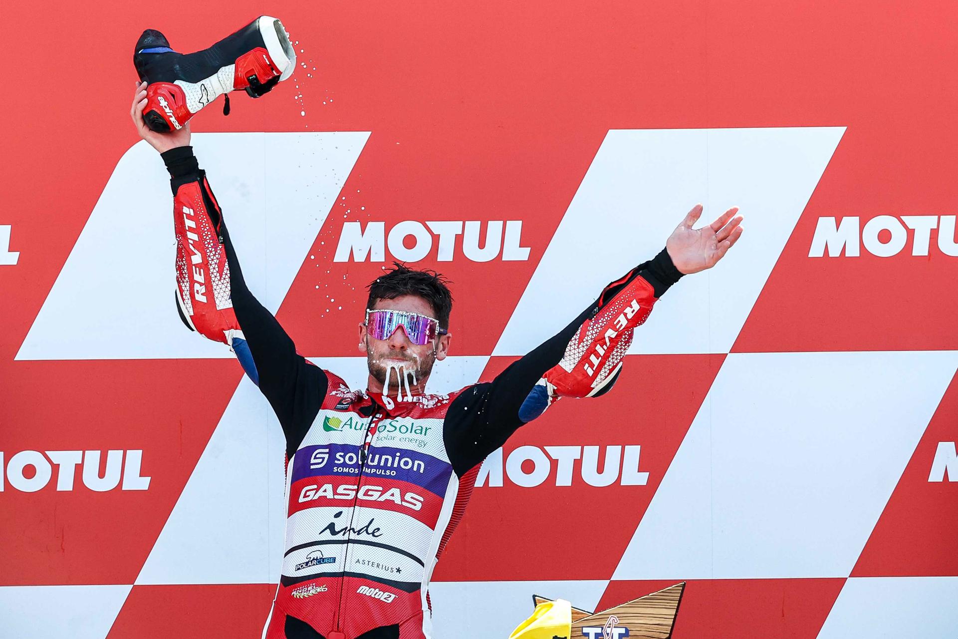 El británico Jake Dixon celebra su victoria en la carrera de Moto2 del Gran Premio de Países Bajos. EFE/EPA/Vincent Jannink
