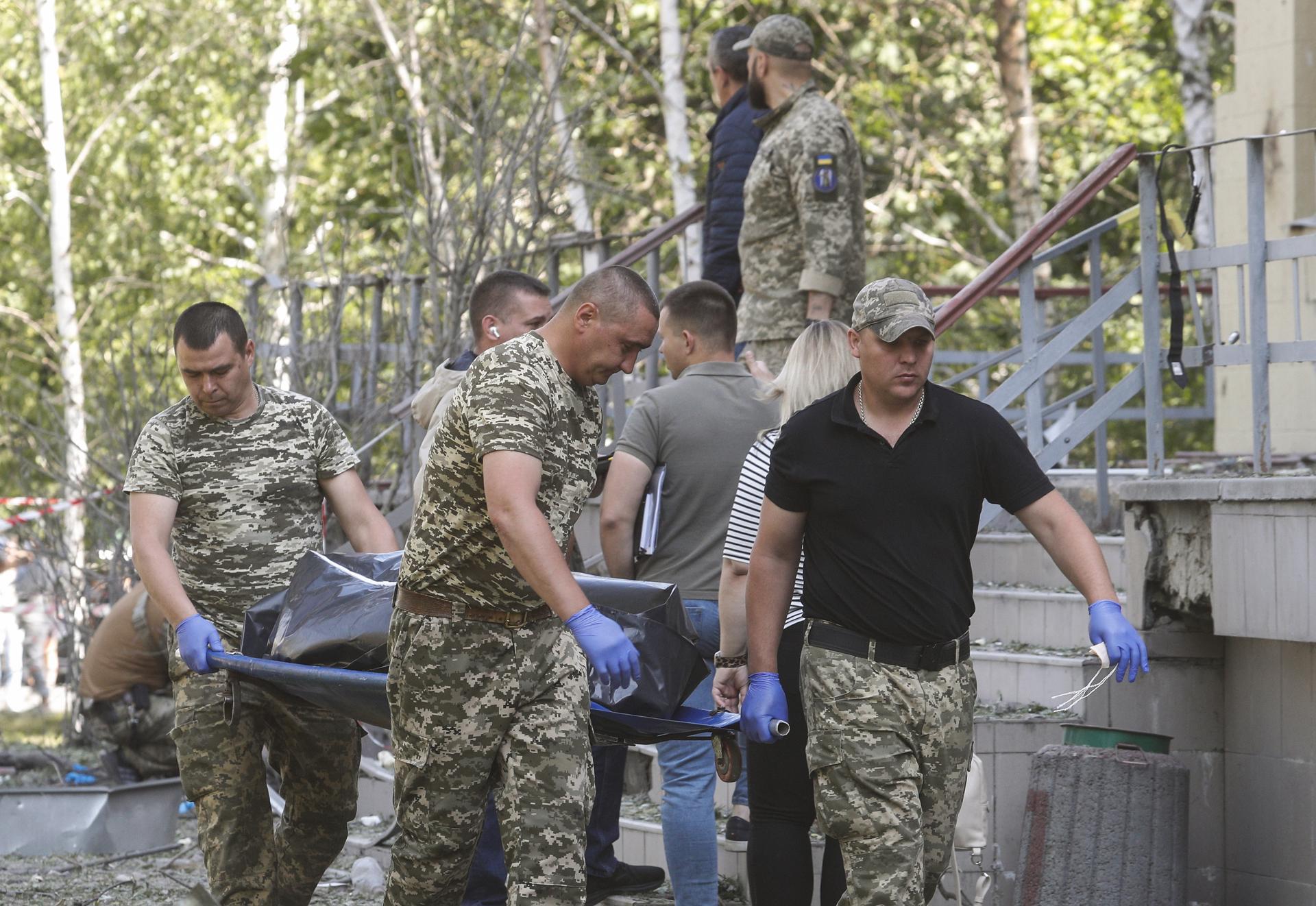 Forensic specialists carry the body of a victim near a health center damaged in a missile strike in Kyiv (Kiev), Ukraine, 01 June 2023, amid the Russian invasion. EFE-EPA/SERGEY DOLZHENKO
