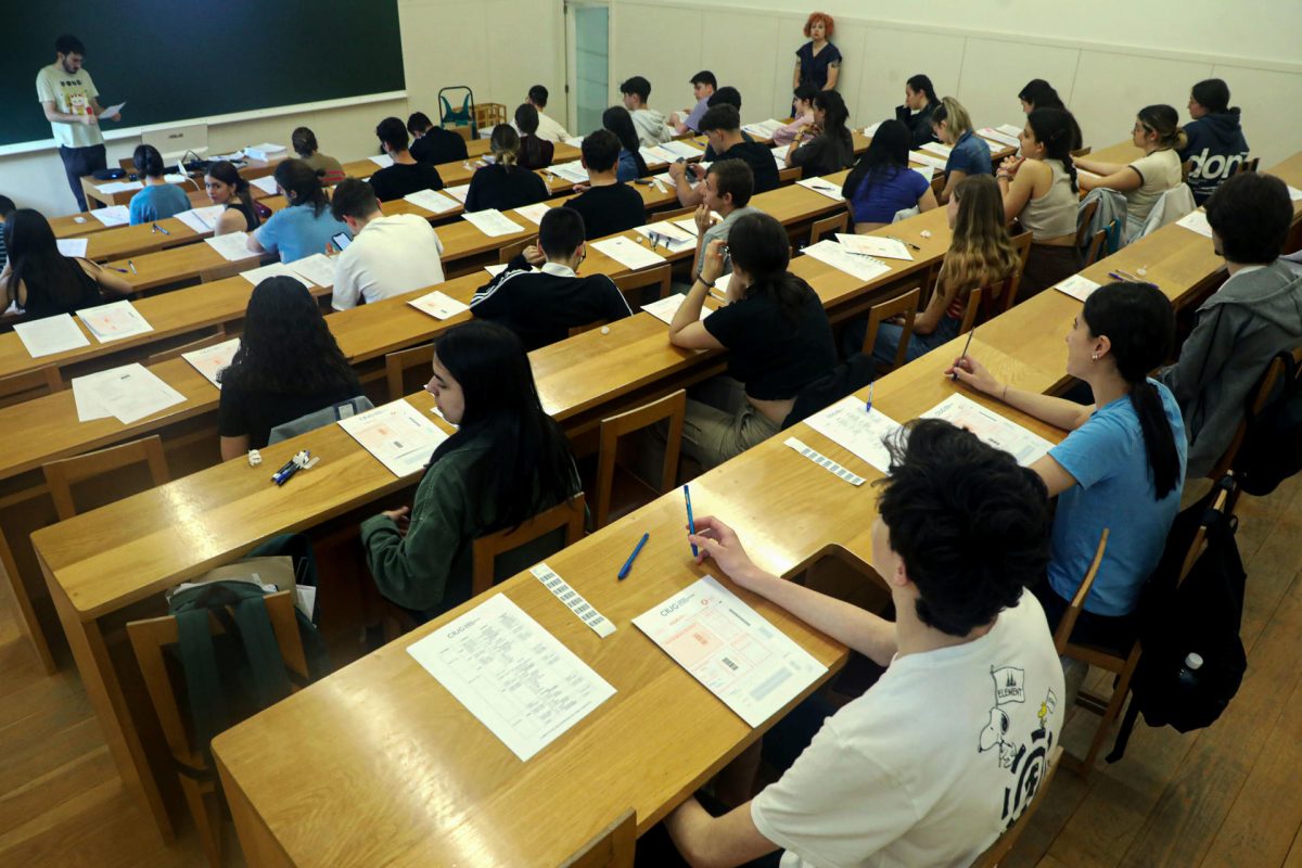 Un grupo de alumnos se dispone a realizar una de las pruebas de acceso a la Universidad.