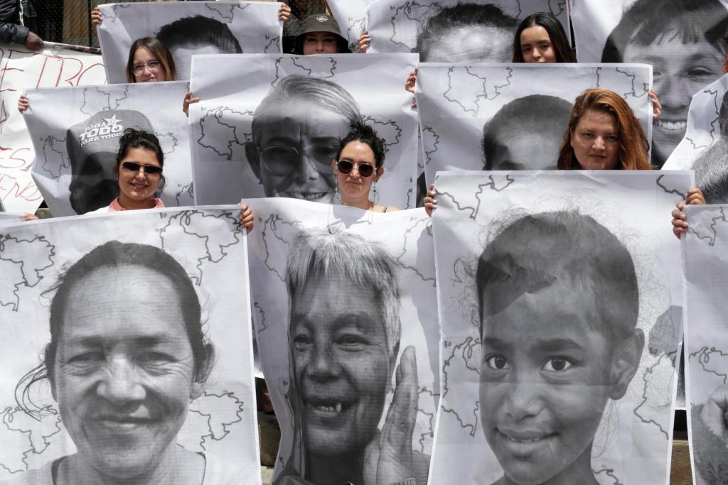 Ciudadanos y activistas participan hoy de una intervención que muestra 400 rostros de comunidad migrante, refugiada, retornada y receptora, con motivo del Día Mundial del Refugiado, en la Plaza de Bolívar, en Bogotá (Colombia). EFE/Carlos Ortega
