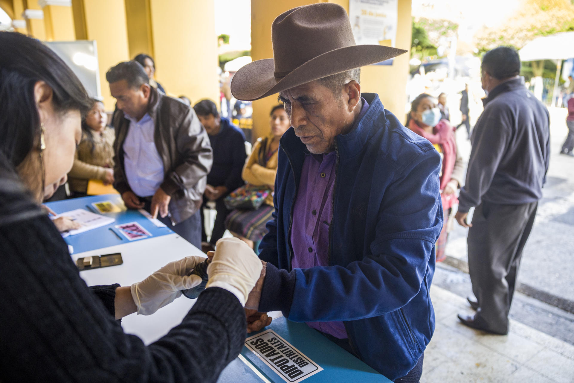 Los centros de votación abren en Guatemala a la espera de 9,3 millones de personas