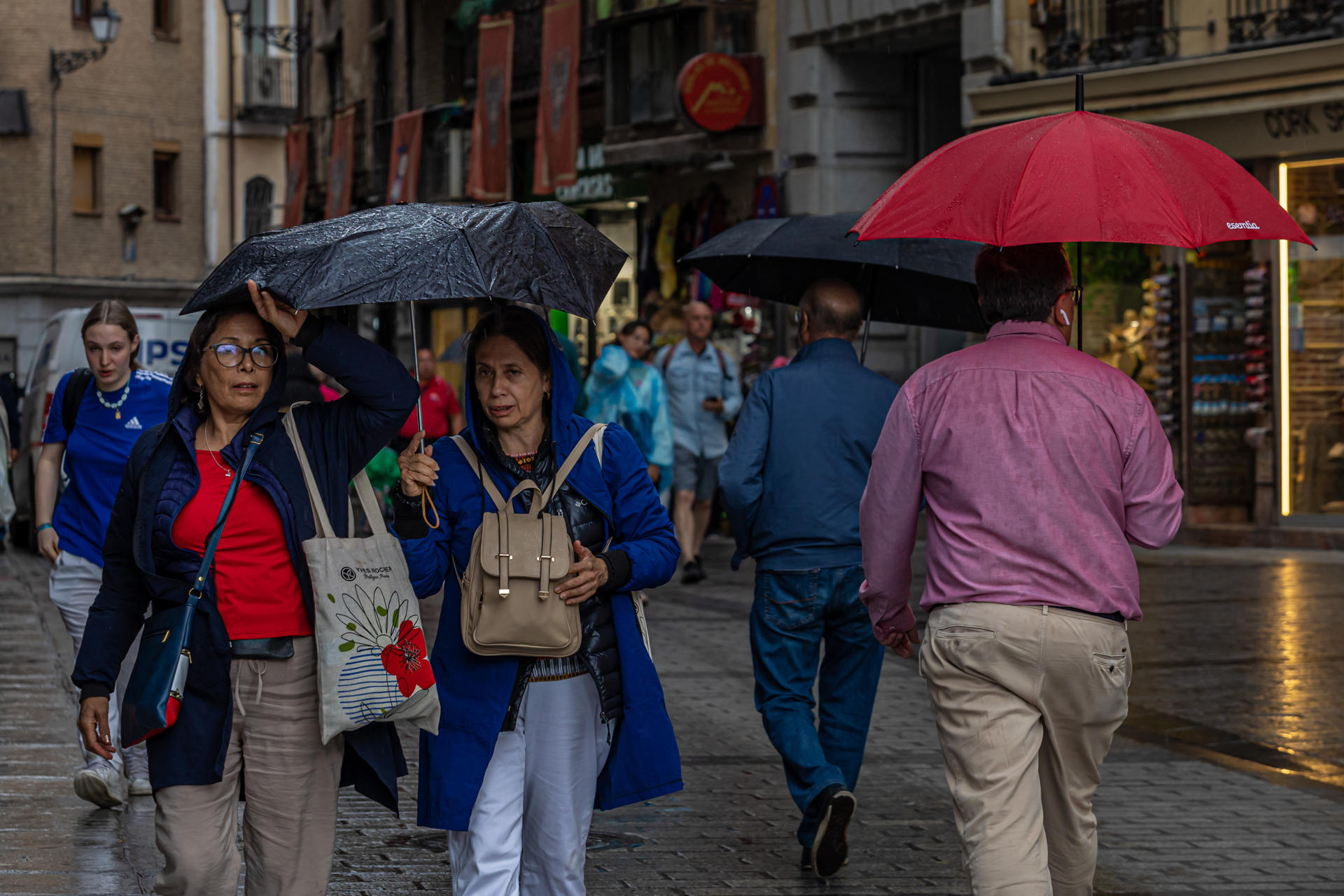 En la imagen de archivo, varias personas se protegen de la lluvia en Toledo. EFE/Ángeles Visdómine