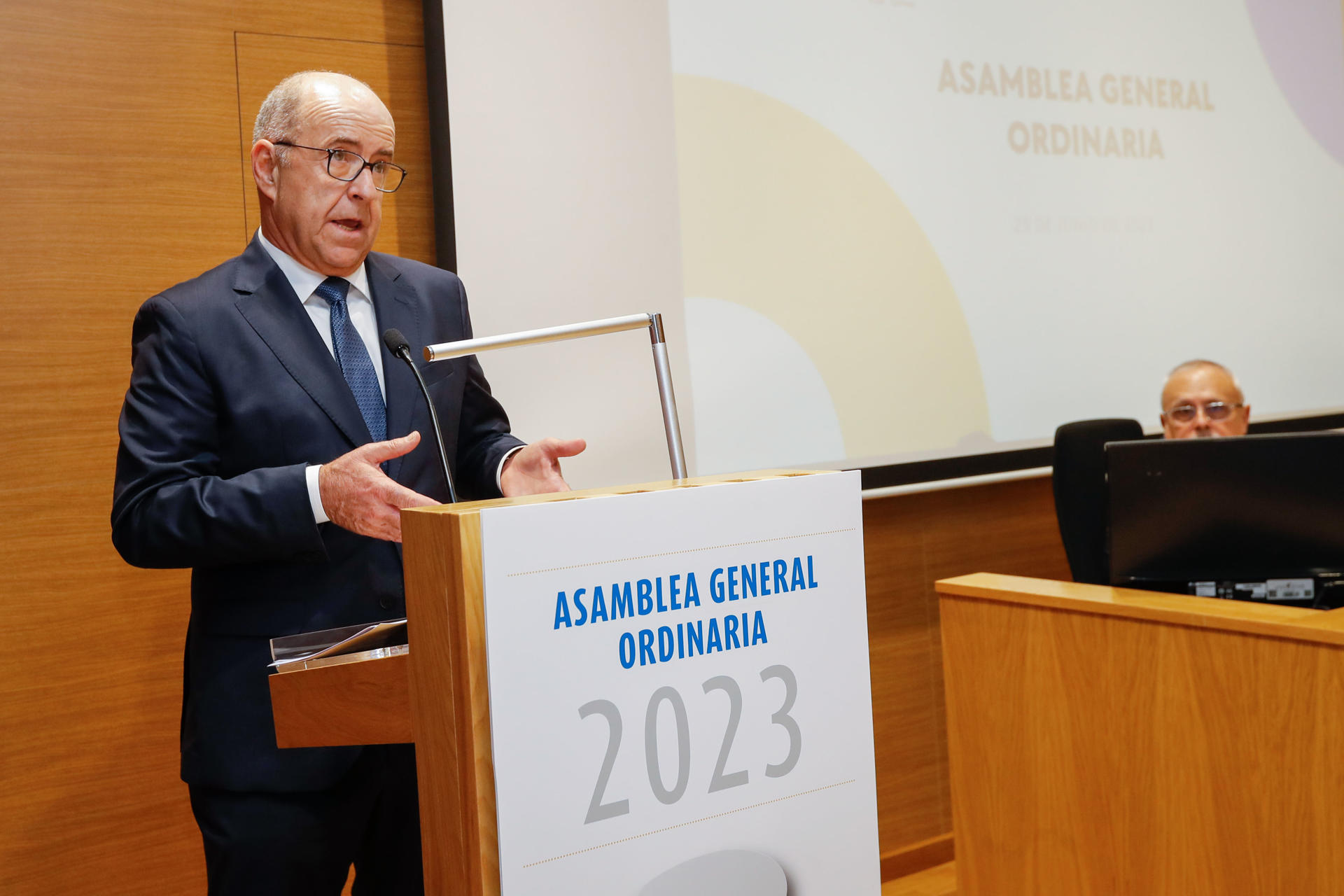 La Confederación Canaria de Empresarios celebró este jueves su asamblea anual. En la imagen, su presidente, Pedro Ortega, durante su intervención. EFE/ Elvira Urquijo A.