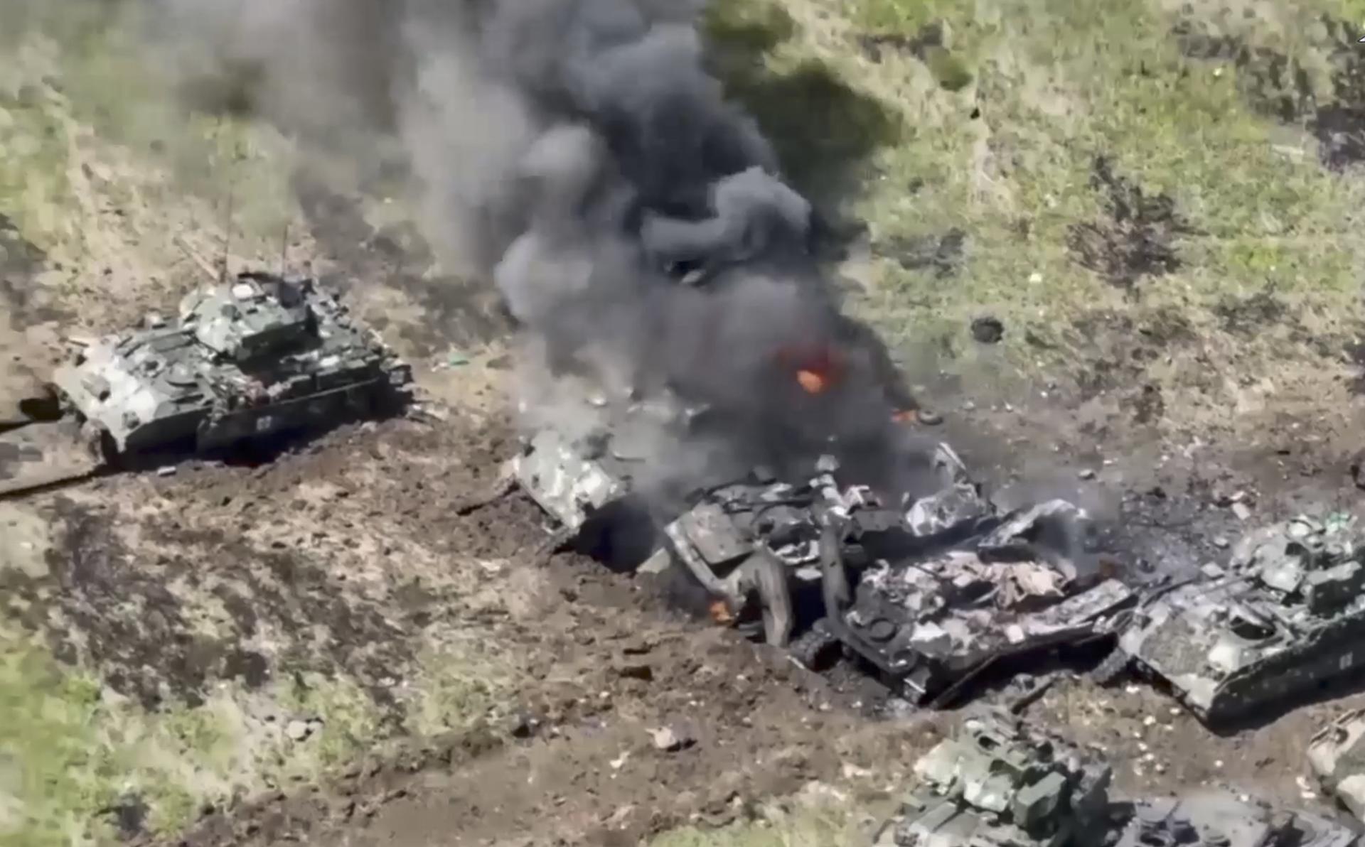 Imagen difundida por el Ministerio de Defensa ruso donde se ven carros blindados del Ejercito ucraniano destruidos en la región de Zaporiyia.