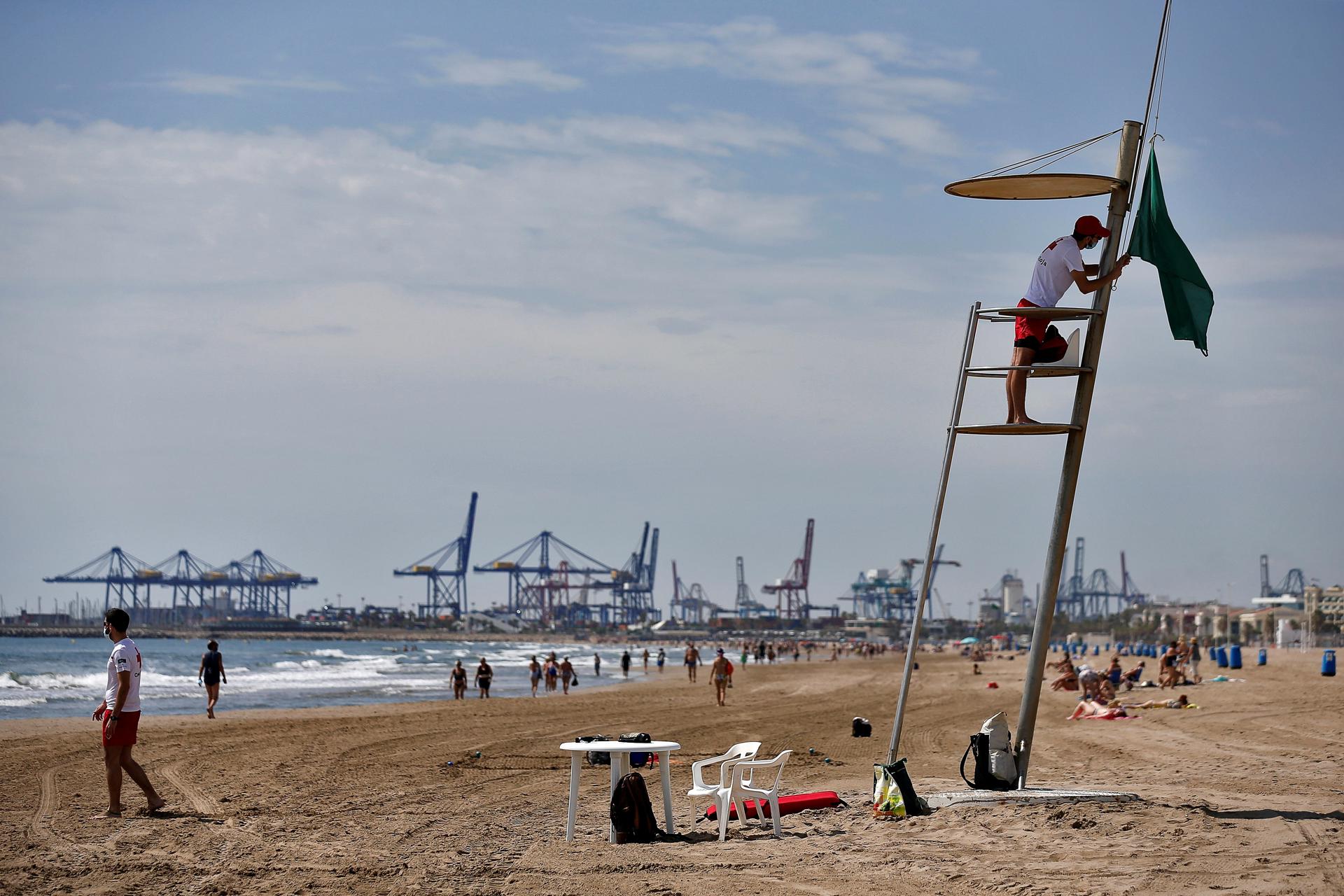 Imagen de archivo de un socorrista de la Cruz Roja en una playa de València. EFE/Manuel Bruque