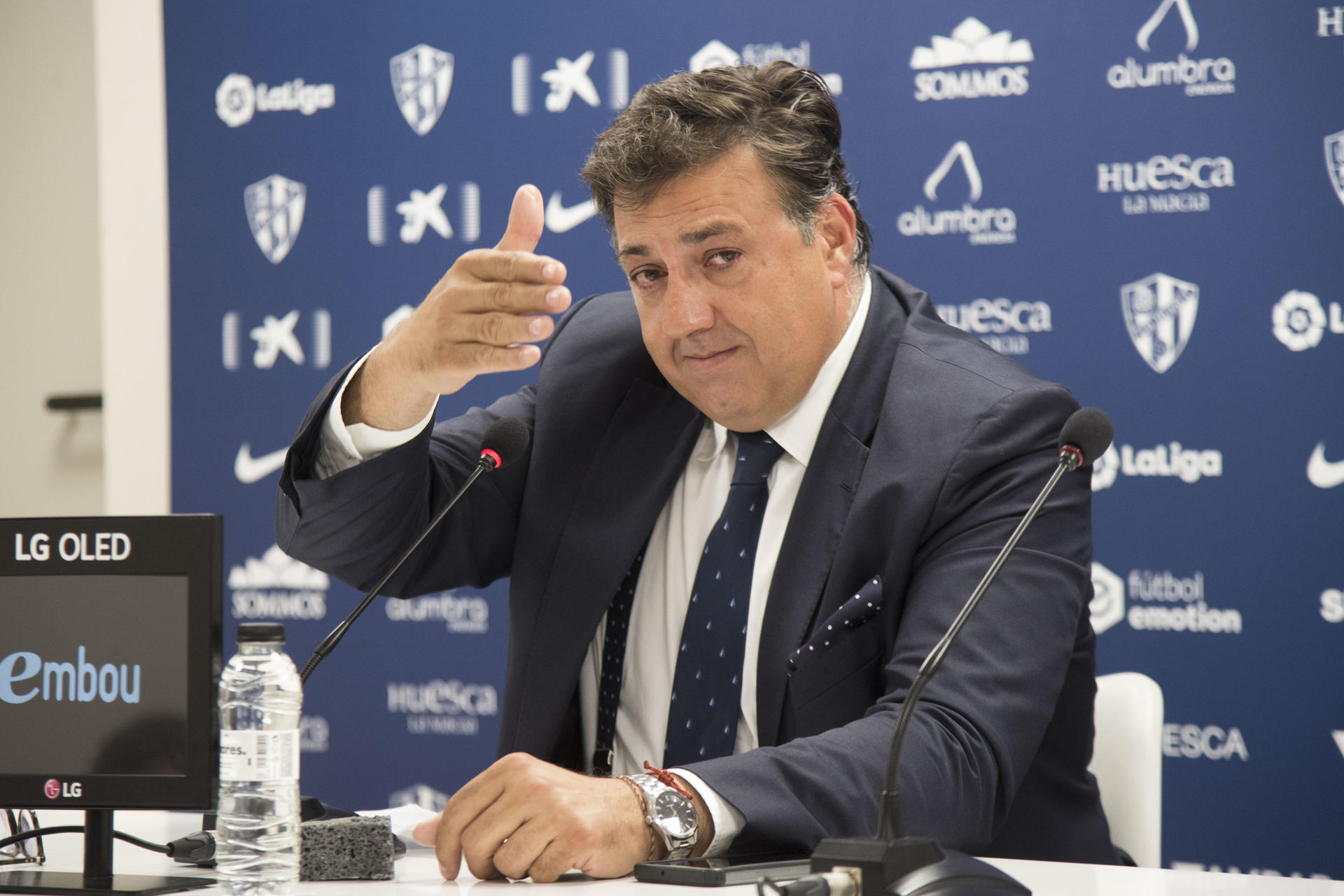 El hasta ahora presidente del SD Huesca Manuel Torres se emociona mientras explica su dimisión durante una rueda de prensa convocada en Huesca. EFE/ Javier Blasco
