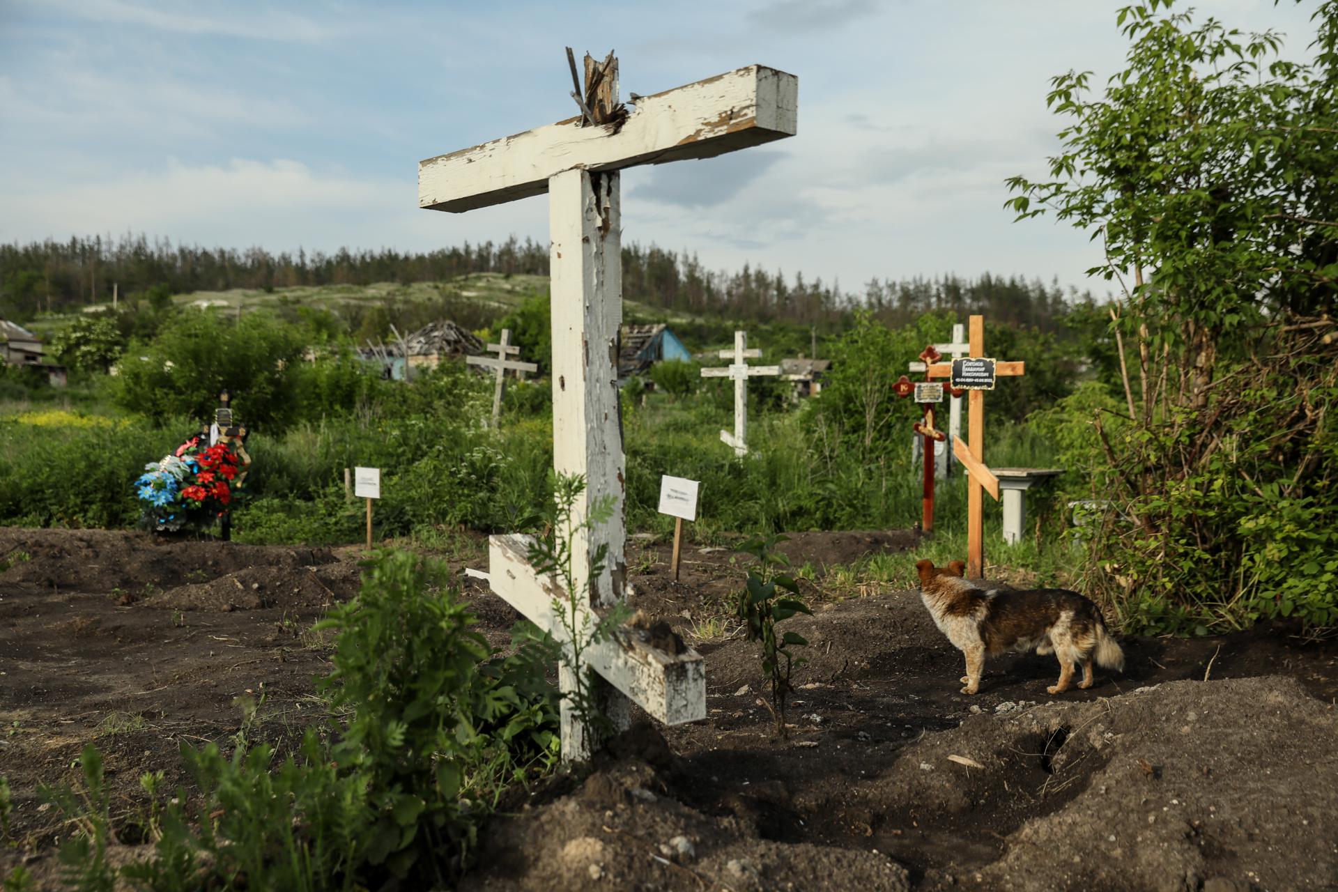 Una tumba dañada por metralla en el pueblo de Bohorodychne, en la región de Donetsk, en el este de Ucrania,