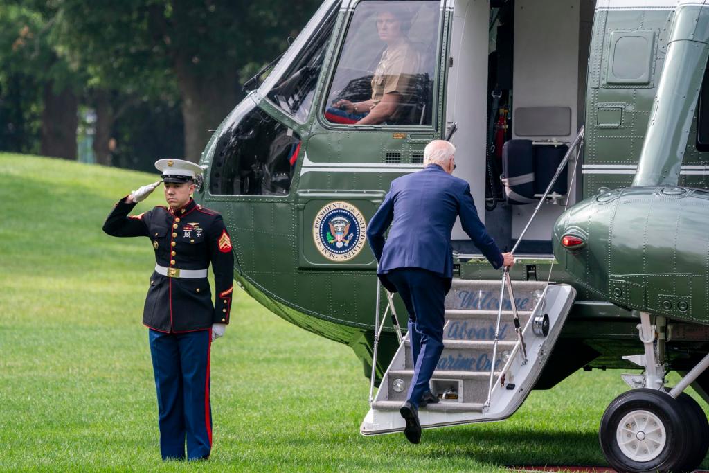 El presidente de EE.UU., Joe Biden, aborda el helicóptero Marine One en el ala sur de la Casa Blanca, este 28 de junio de 2023, en Washington. EFE/Shawn Thew
