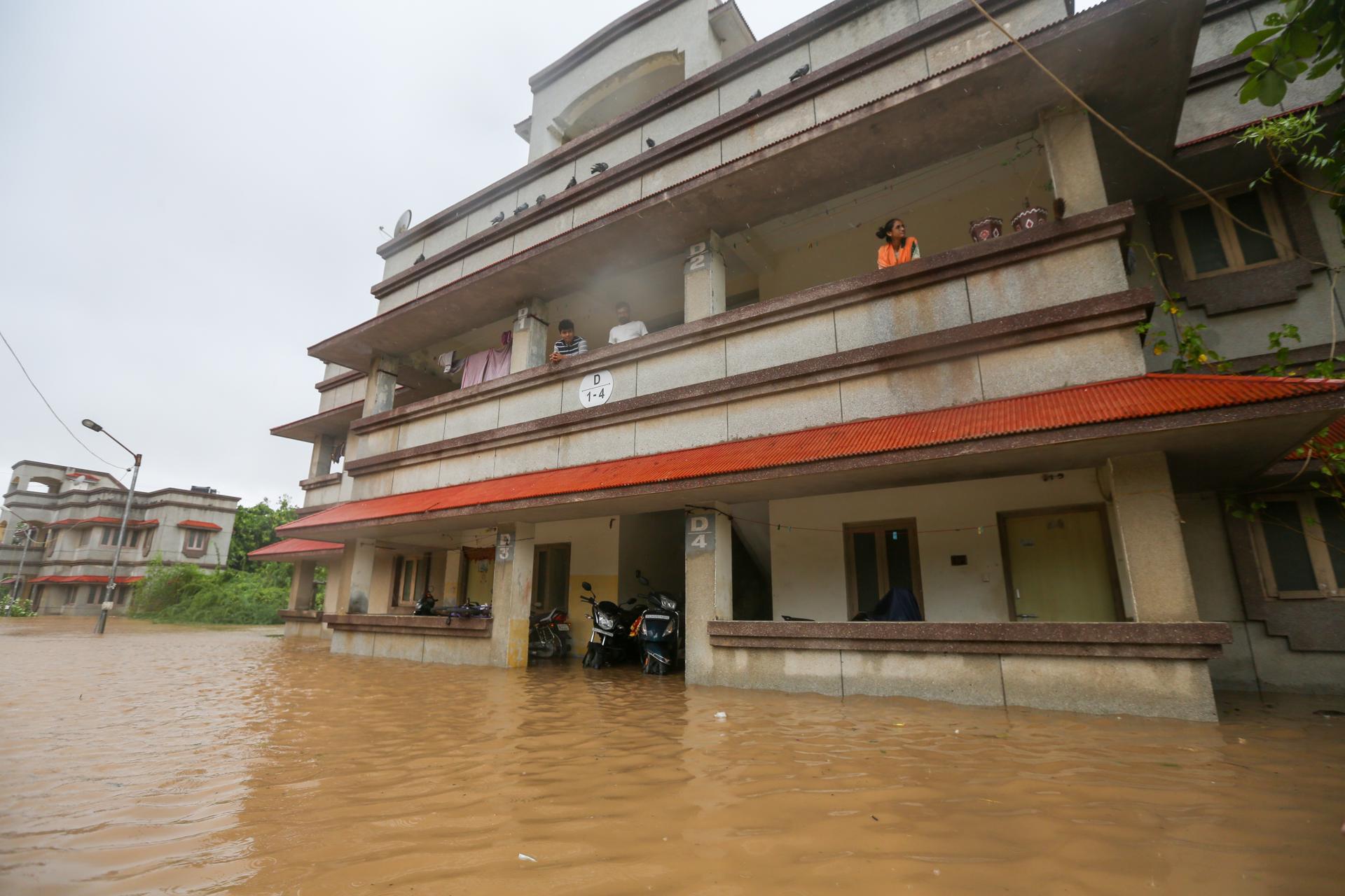 A flooded residential area after the Cyclone Biparjoy hit Mandvi, in the Kutch district of the western state of Gujarat, India, 16 June 2023. EFE-EPA/DIVYAKANT SOLANKI
