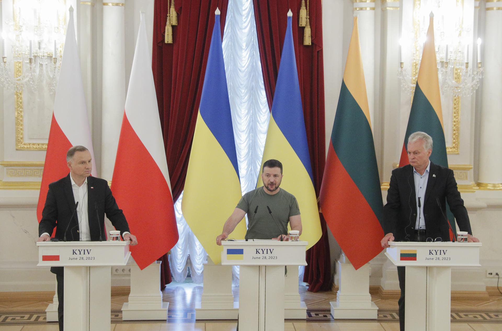 Ukrainian President Volodymyr Zelenskyy (C), Polish President Andrzej Duda (L), and Lithuanian President Gitanas Nauseda (R) attend a joint press conference after their meeting in Kyiv, Ukraine, 28 June 2023. EFE/EPA/SERGEY DOLZHENKO
