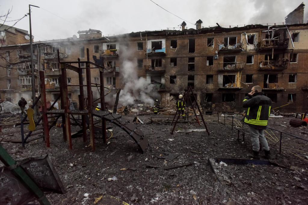 Vista de un parque infantil afectado por los ataques de Rusia en Kiev (Ucrania), en una fotografía de archivo. EFE/Oleg Petrasyuk
