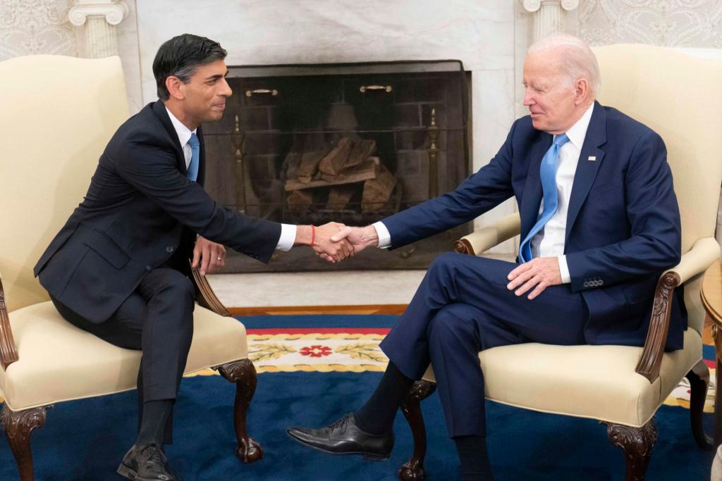 El primer ministro de Reino Unido, Rishi Sunak (i), y el presidente estadounidense, Joe Biden (d), se reúnen, este 8 de junio de 2023, en la Oficina Oval de la Casa Blanca, en Washington. EFE/Bonnie Cash
