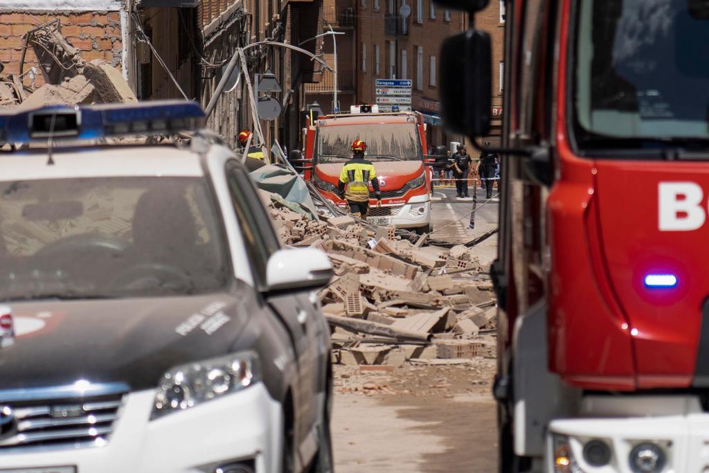 Un edificio de cinco plantas situado en la calle San Francisco del centro de Teruel se ha derrumbado este martes, aunque según los primeros datos no ha habido daños personales, ya que se había desalojado previamente. EFE/ Antonio García
